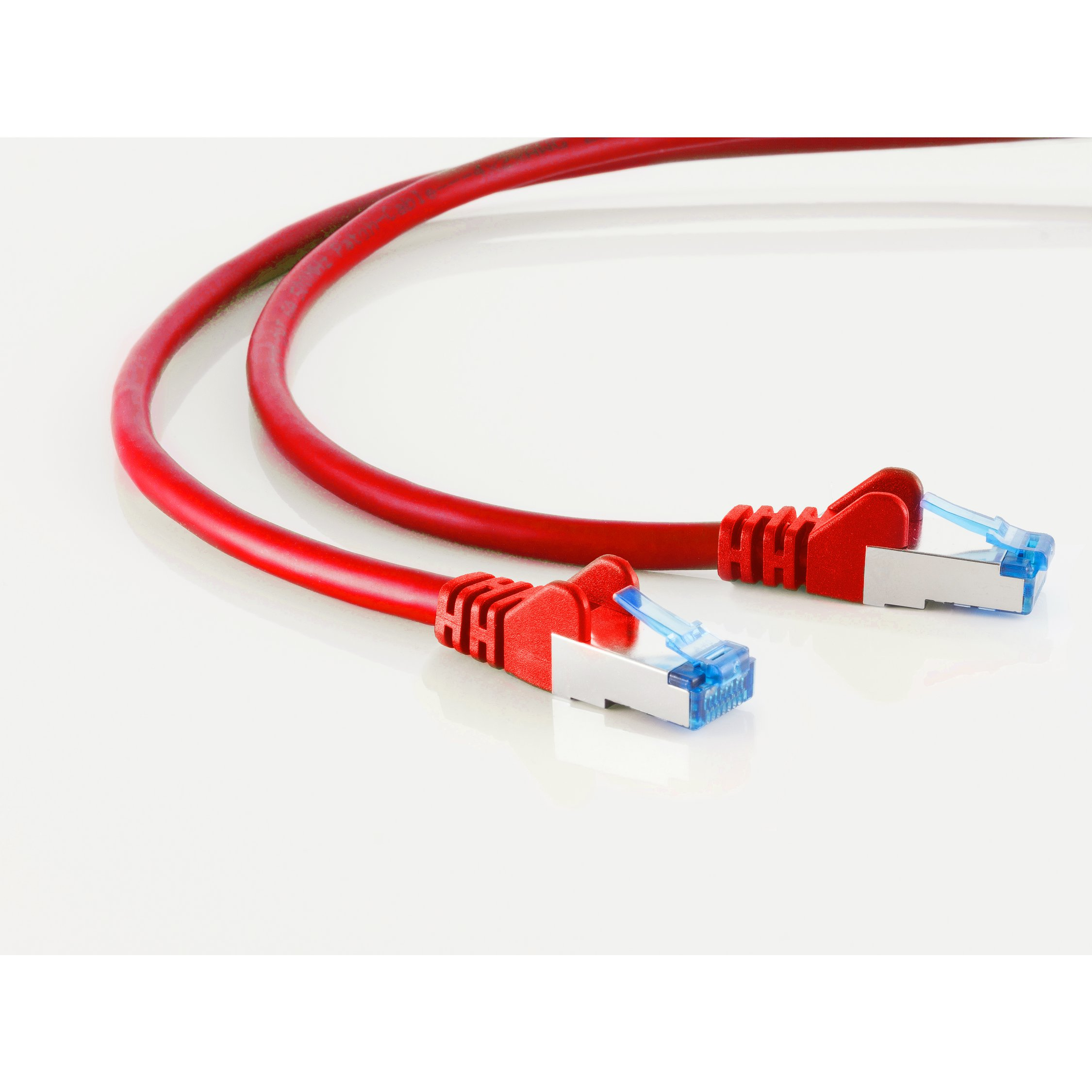 Cavi Ethernet rossi con connettori su entrambe le estremità. Sfondo bianco. I cavi sono intrecciati.