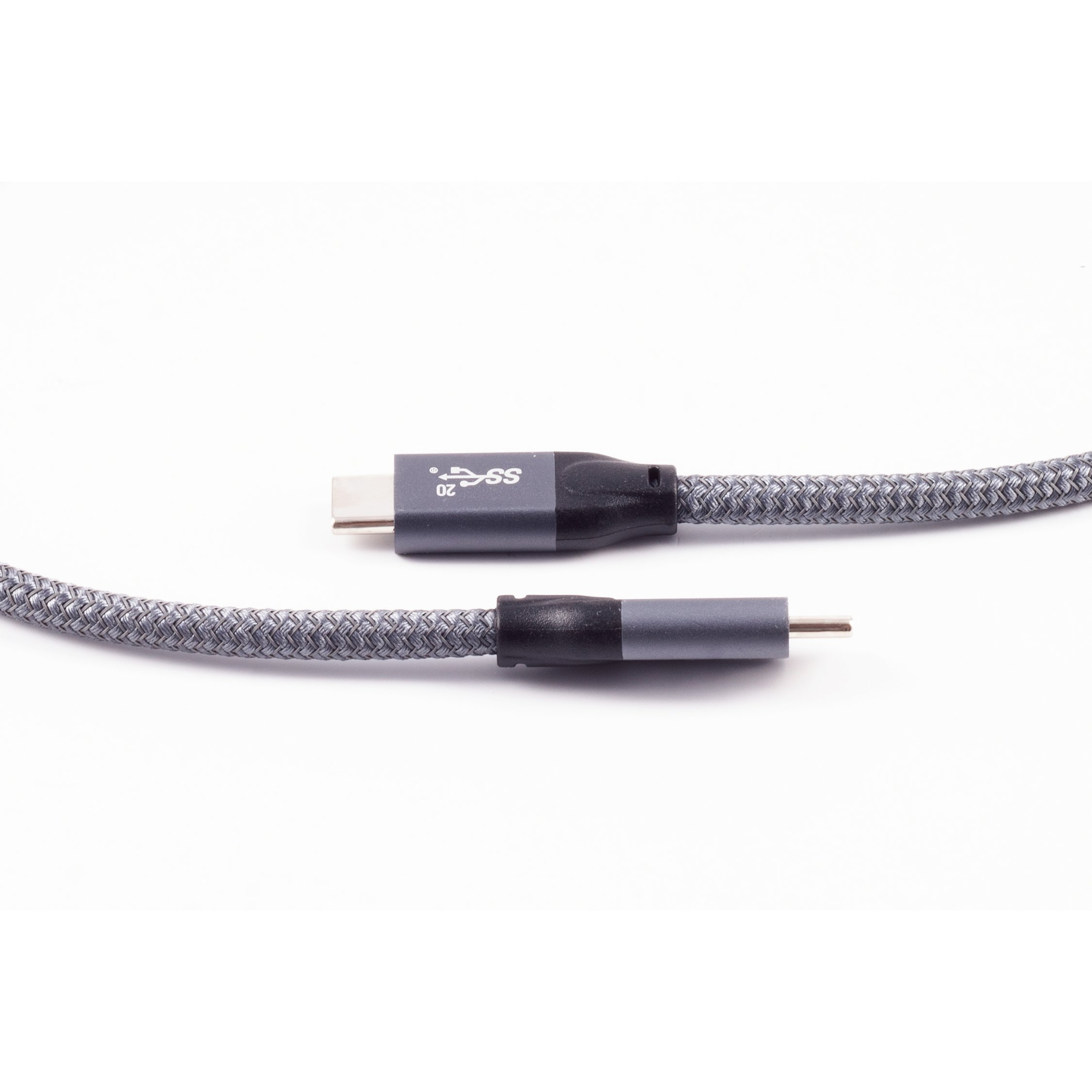 Cavo USB-C intrecciato grigio con connettori neri, su sfondo bianco.