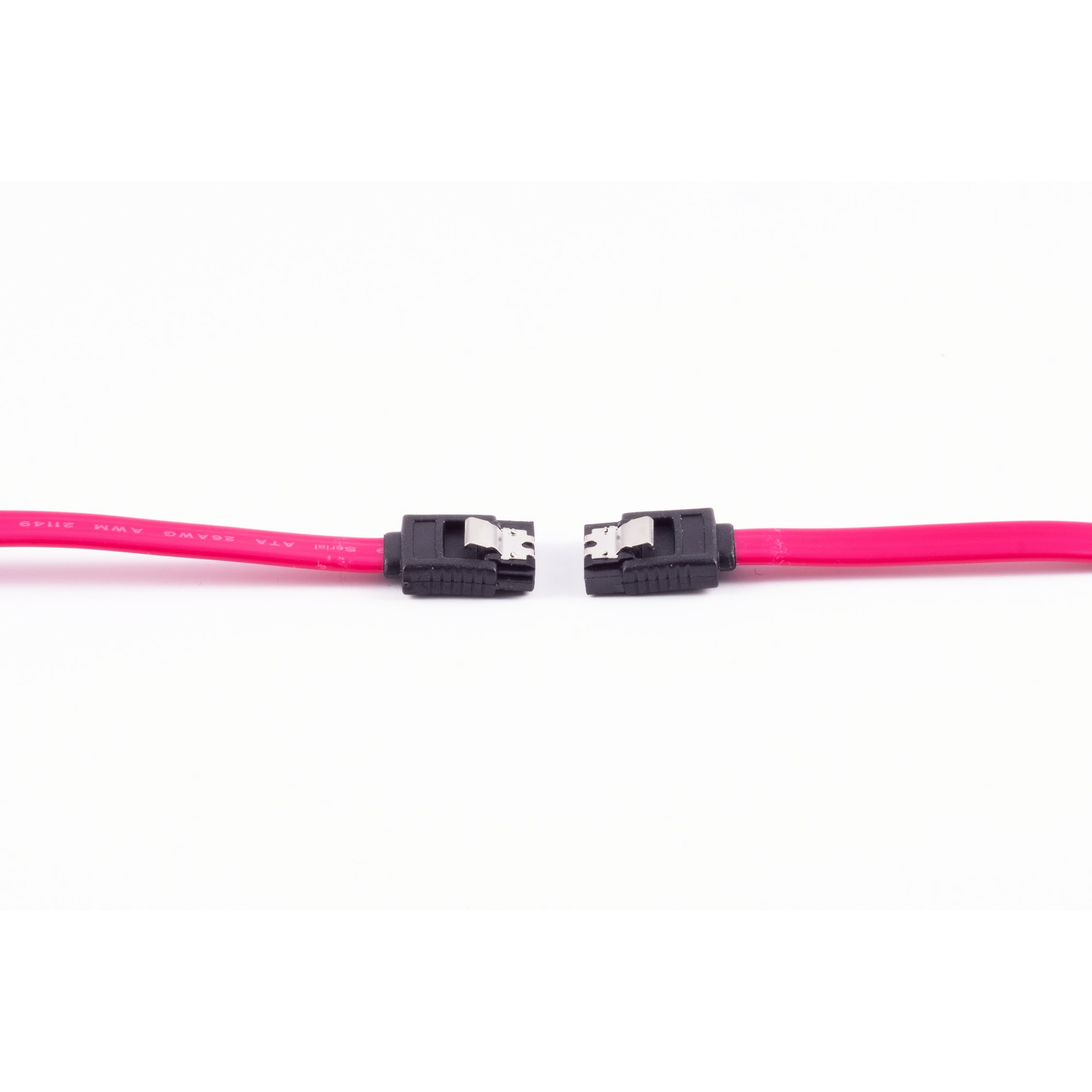 Un cavo SATA rosa con connettori ad entrambe le estremità. È su sfondo bianco.