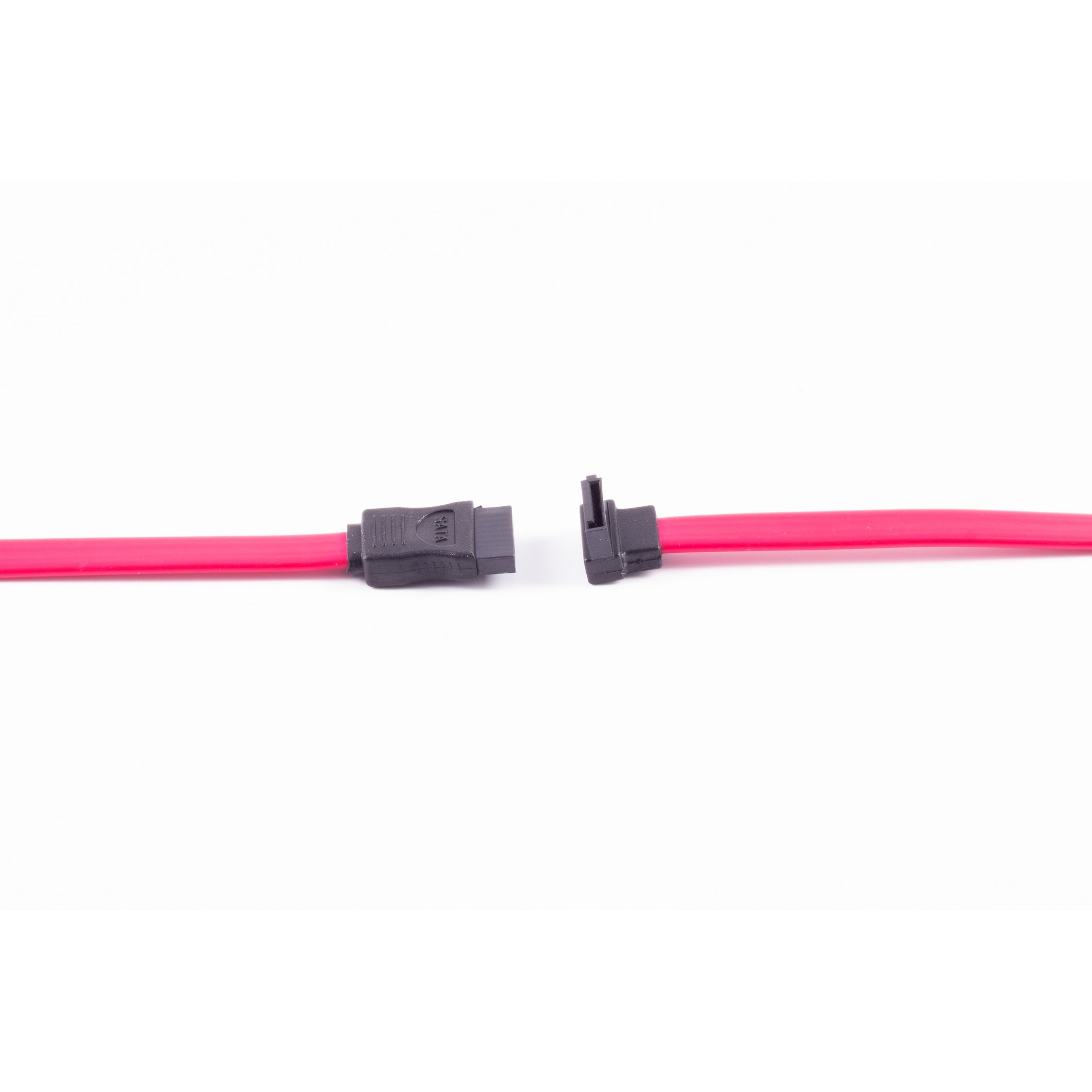 Cavo SATA rosso con connettori, isolato su sfondo bianco.