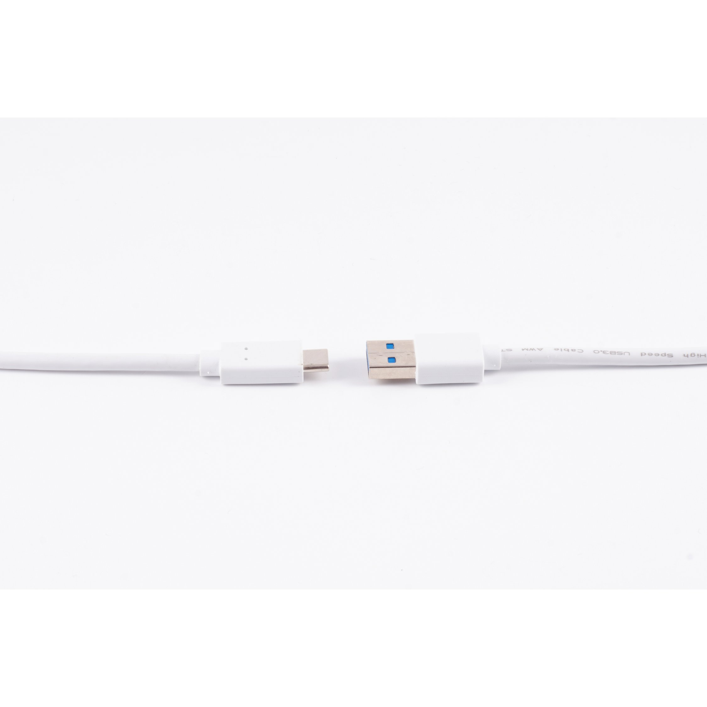 Ein weißes USB-Kabel mit einem USB-A- und einem USB-C-Anschluss, die beide auf einer weißen Oberfläche einander zugewandt sind.
