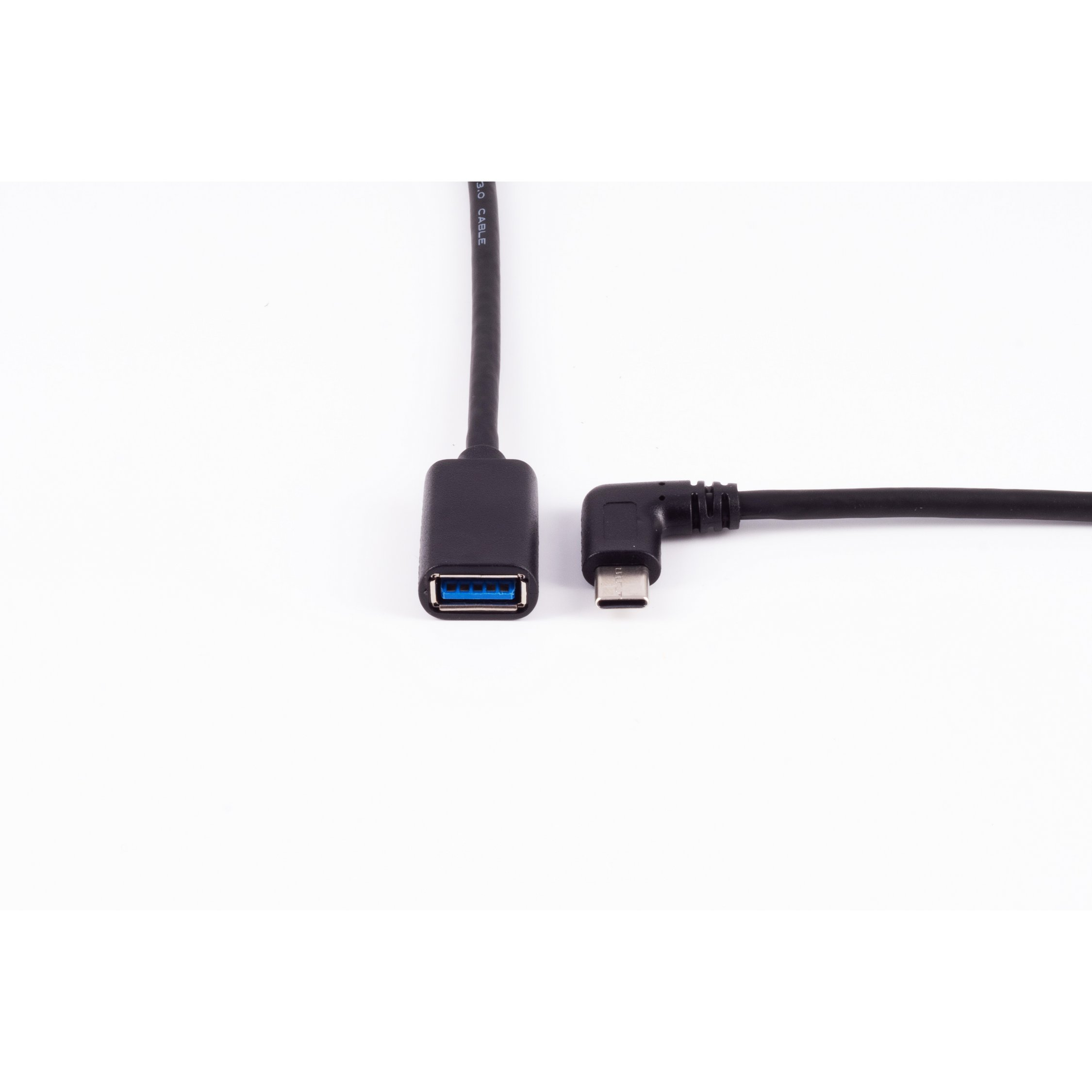 Schwarzes USB-Kabel mit USB-A- und USB-C-Anschluss vor weißem Hintergrund.
