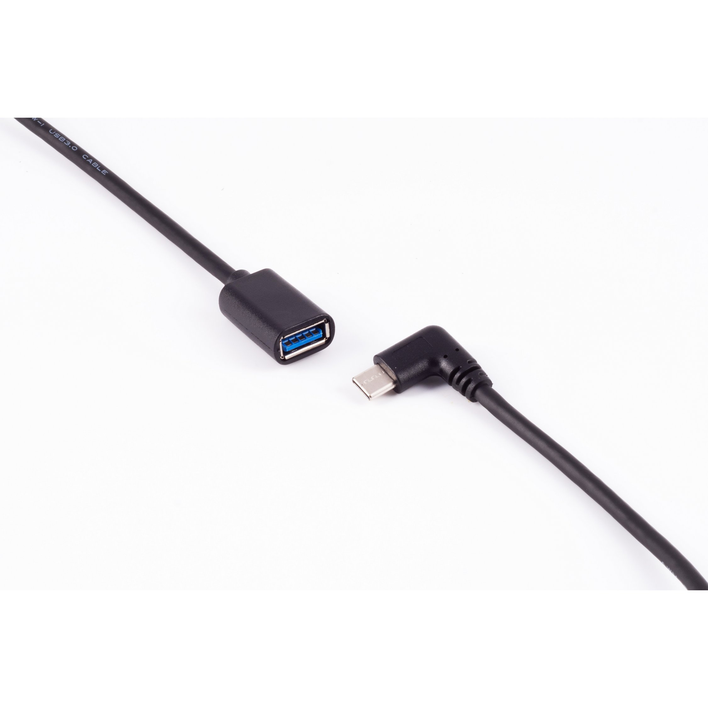 Ein USB 3.0-Kabel. Ein Ende ist ein USB-A-Anschluss, das andere ein rechtwinkliger USB-C-Anschluss.