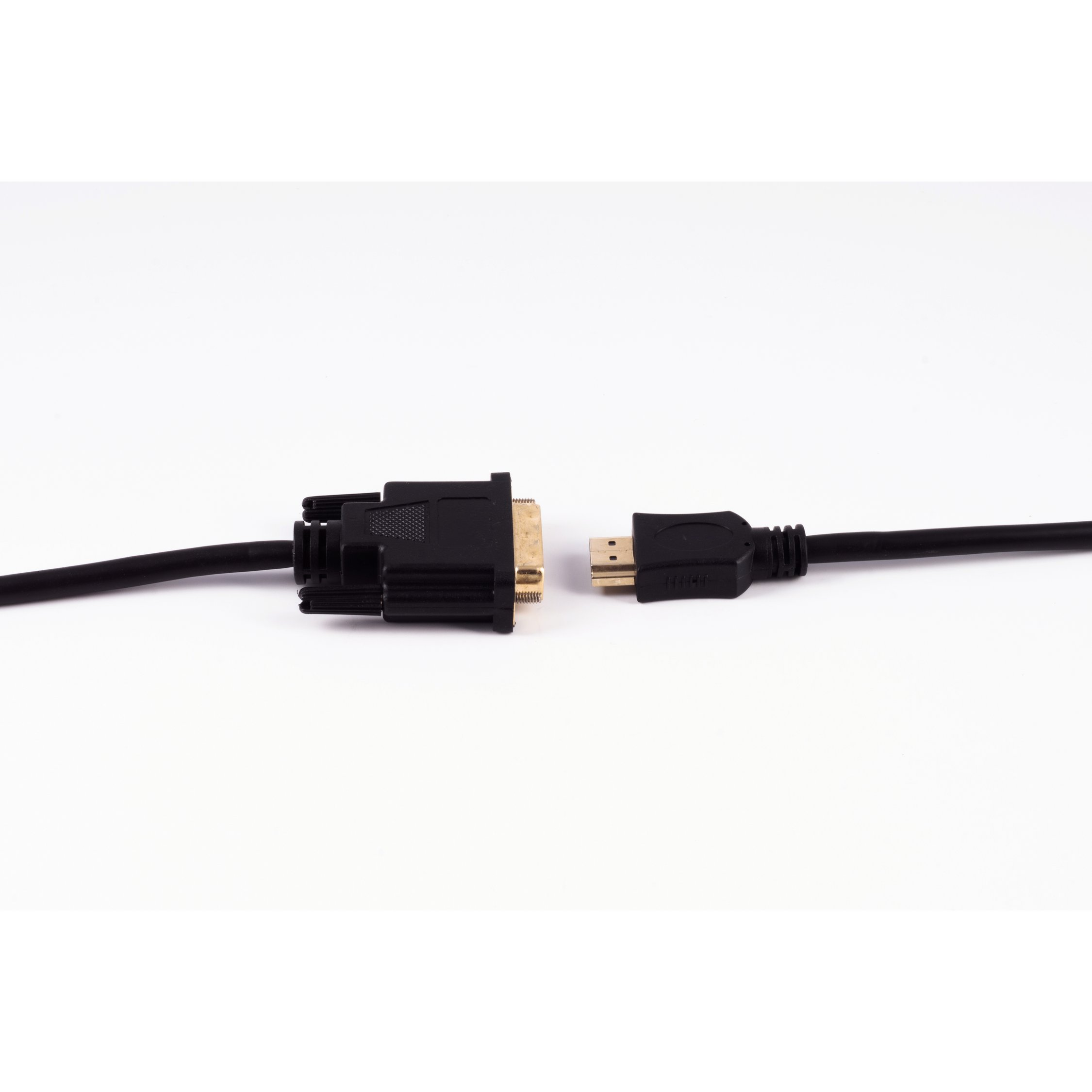 Ein VGA-zu-HDMI-Kabel mit Anschlüssen auf weißem Hintergrund.