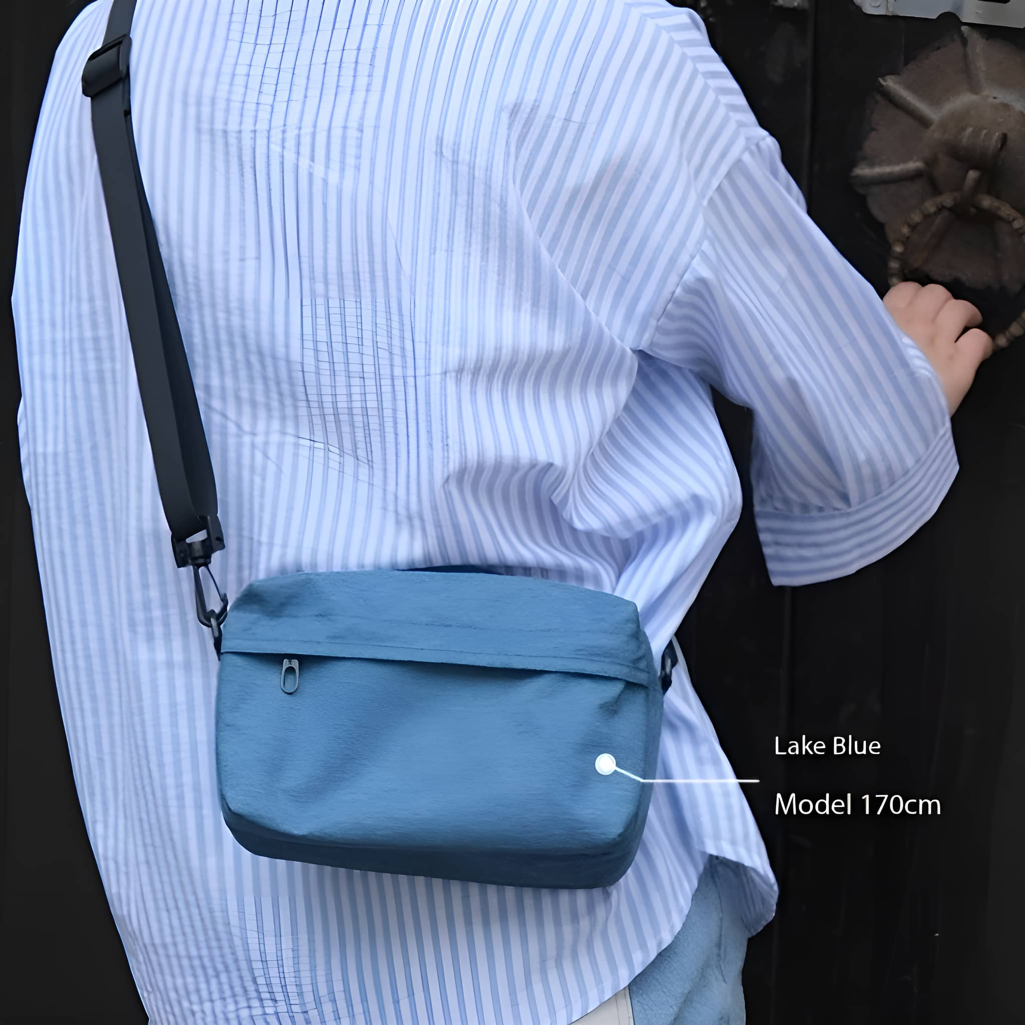 Person trägt eine blaue Tasche mit Reißverschluss. Die Farbe ist Seeblau, Model 170cm.