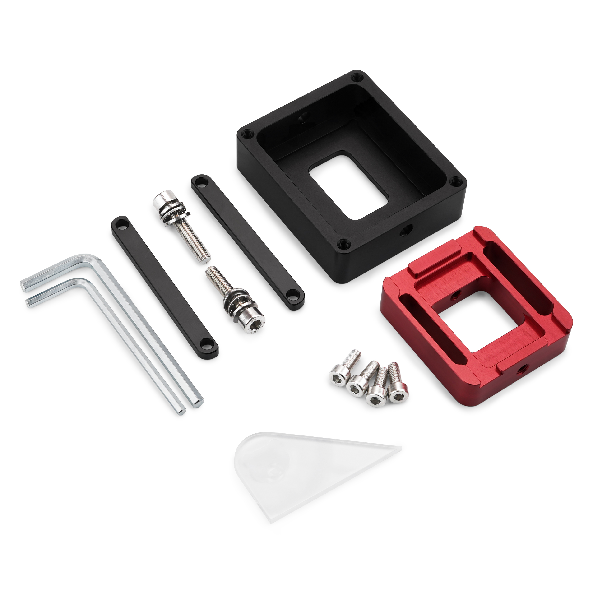 Verschiedene Maschinenteile, darunter Metallhalterungen, Schrauben und Werkzeuge. Sie sind auf einer weißen Oberfläche angeordnet.