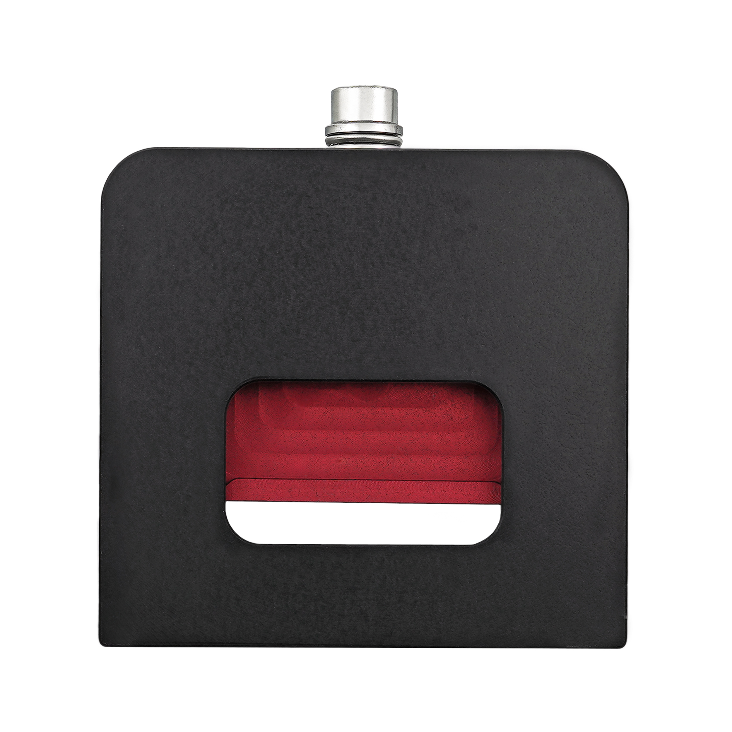 Eine schwarze Flasche mit rechteckigem Fenster mit rotem Stoff und silbernem Verschluss.
