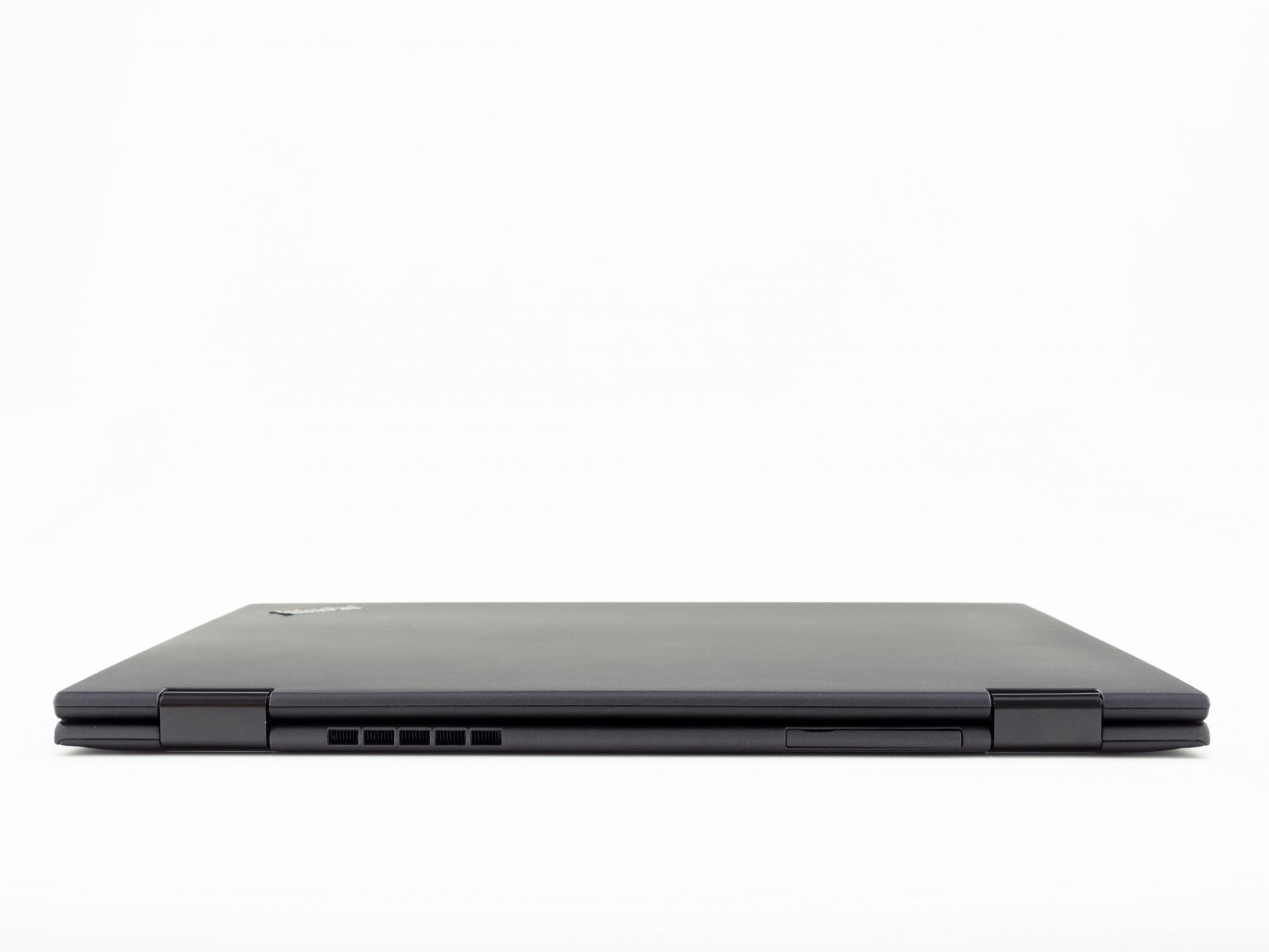 Ein geschlossener schwarzer Laptop, von der Seite gesehen. Der Bildschirm ist geschlossen.