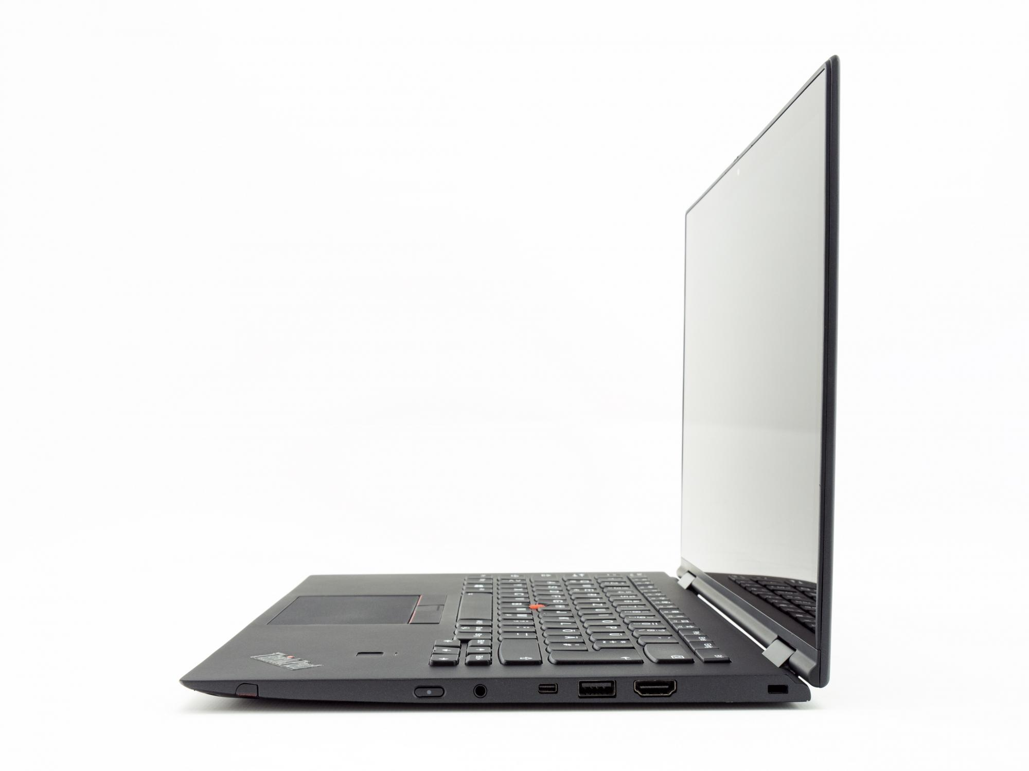 Schwarzer Laptop auf weißer Oberfläche, Seitenansicht, geöffnet, Bildschirm nach oben.
