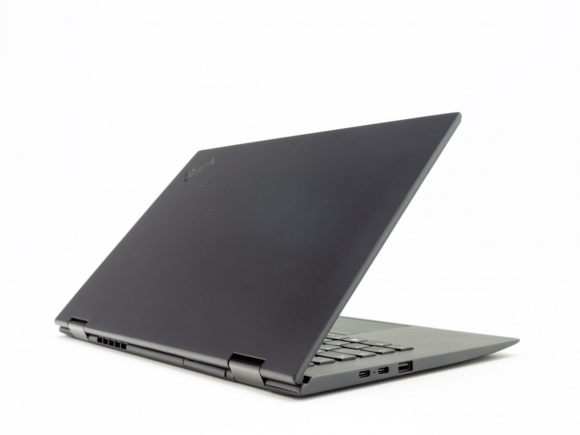 Schwarzer Laptop auf weißem Untergrund. Deckel geöffnet, Tastatur und Anschlüsse sichtbar.