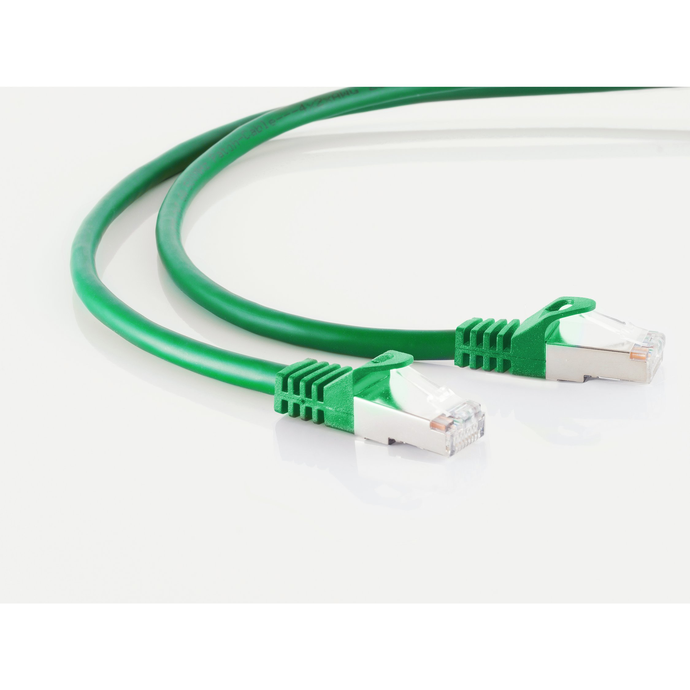 Due cavi Ethernet verdi con connettori trasparenti su una superficie bianca.