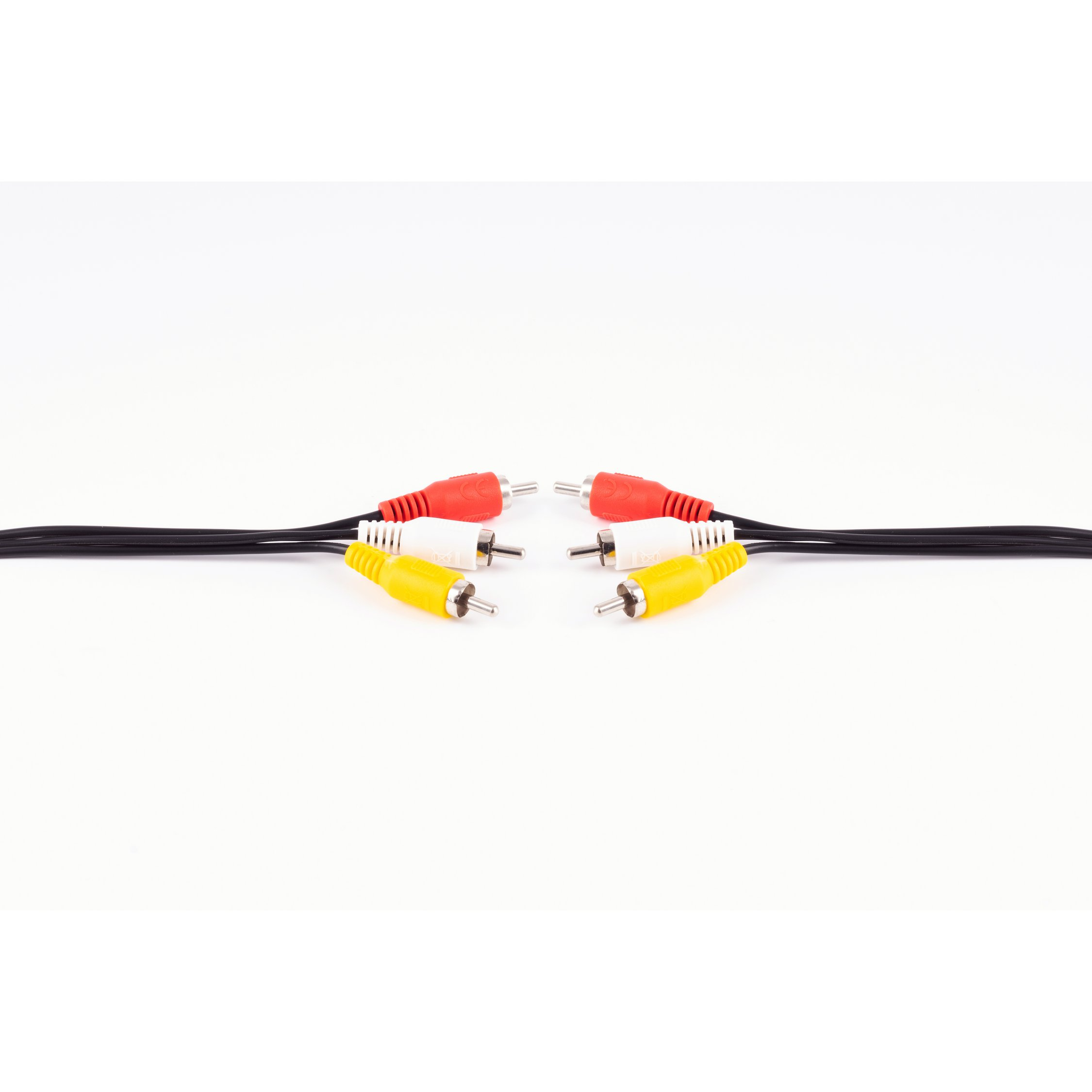 Sechs Cinch-Kabel mit roten, weißen und gelben Steckern sind symmetrisch auf weißem Untergrund angeordnet.