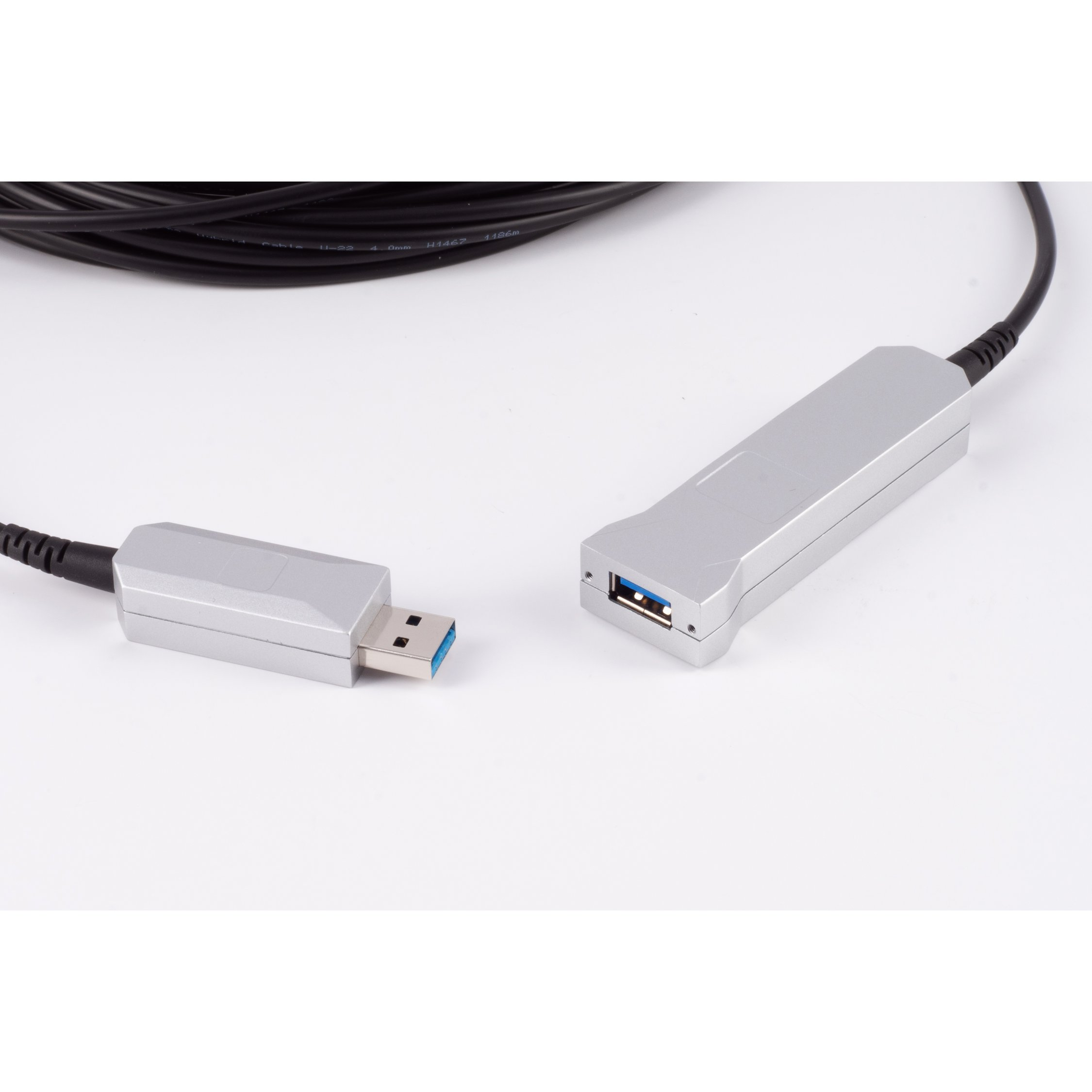 Due adattatori da USB a USB-C con cavi neri e connettori argentati su una superficie bianca.
