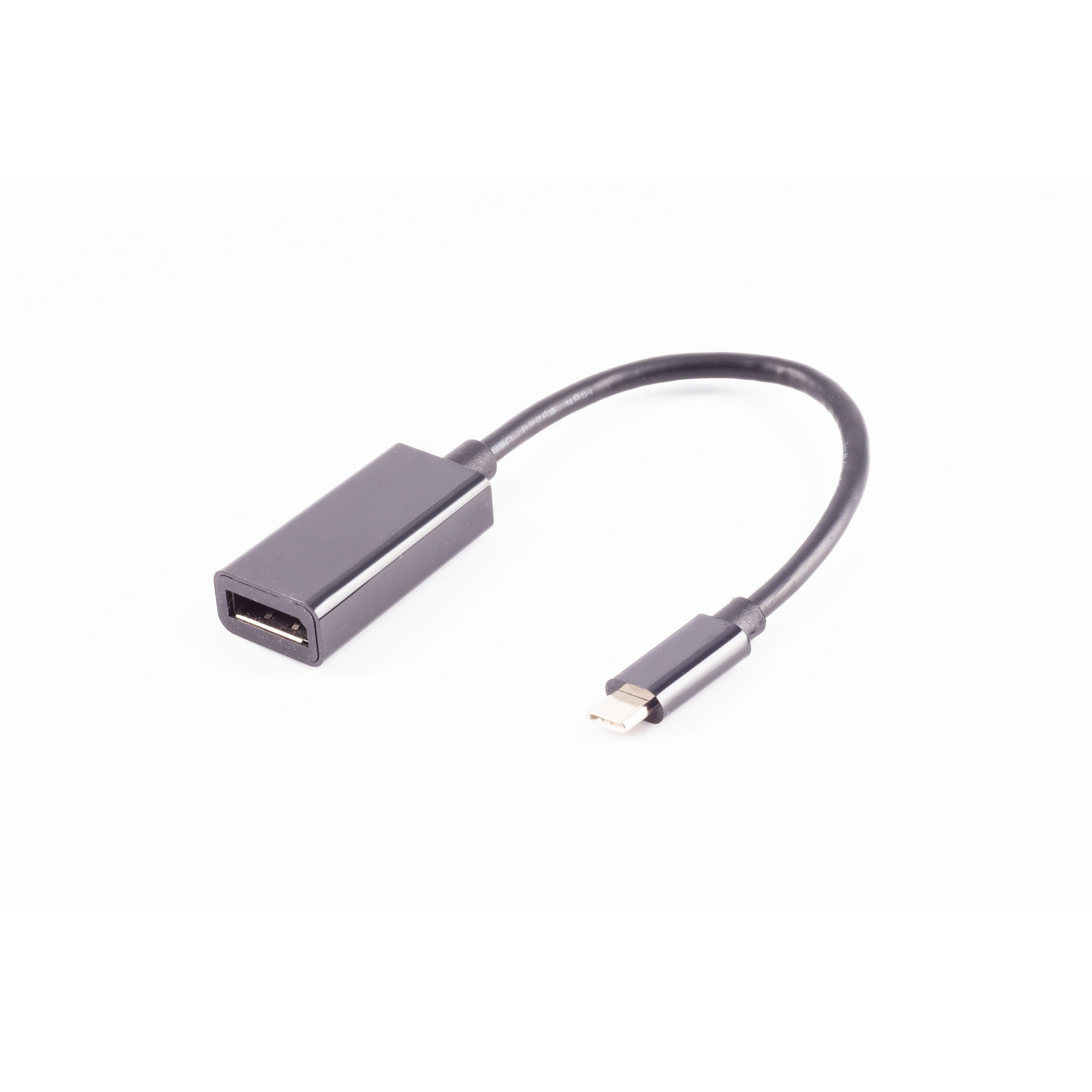 Ein schwarzes USB-zu-USB-C-Adapterkabel, vor weißem Hintergrund.