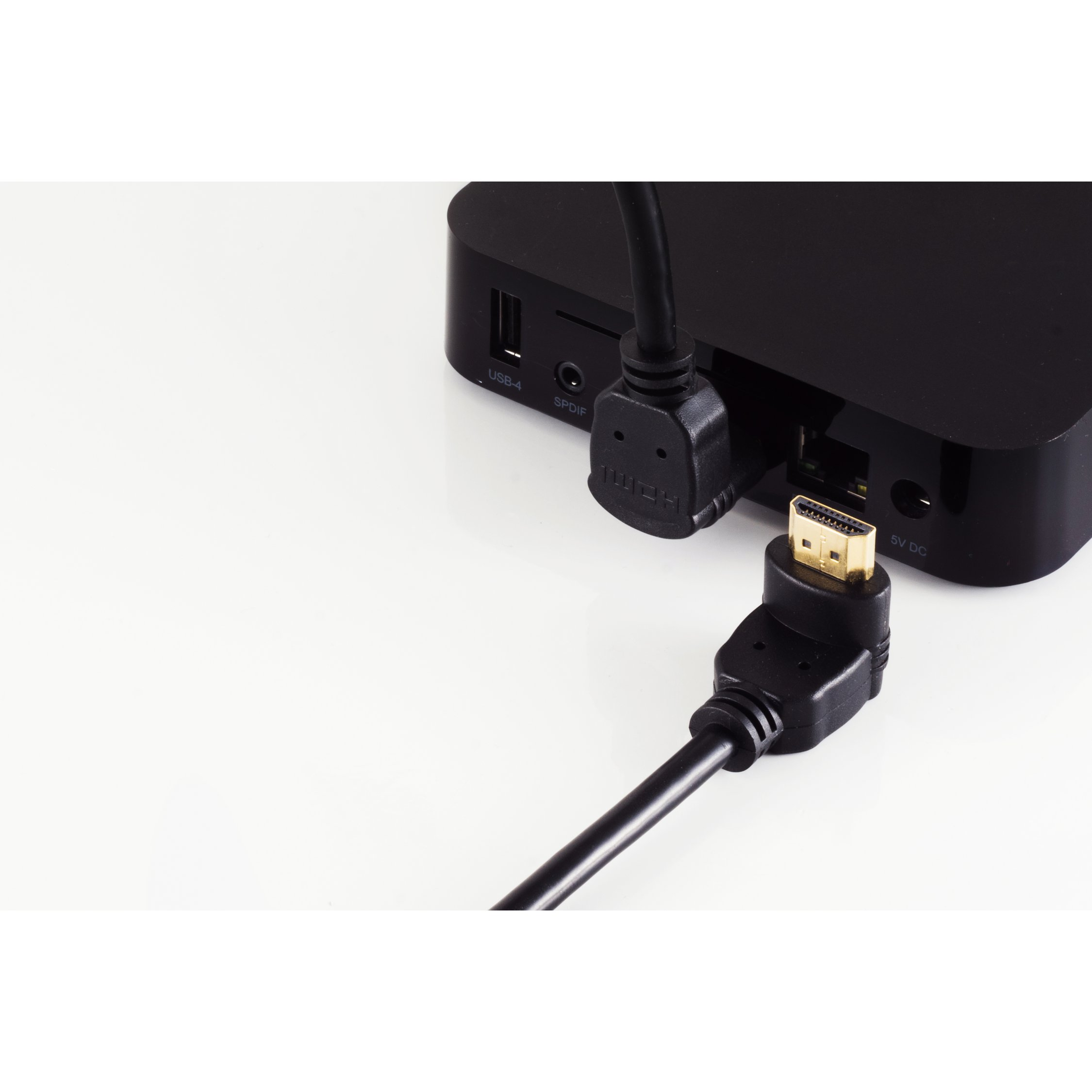Ein schwarzes HDMI-Kabel, das mit einem schwarzen Gerät mit USB- und SPDIF-Anschlüssen verbunden ist. Weißer Hintergrund.