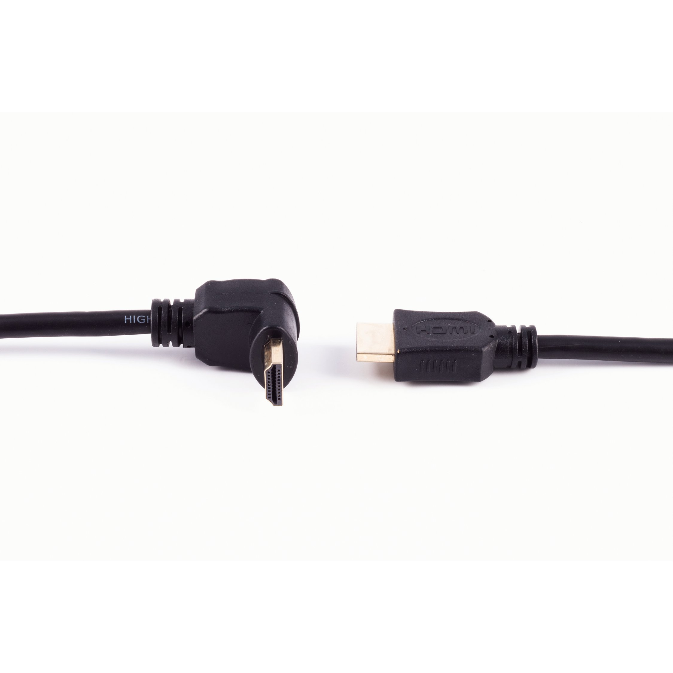 Ein schwarzes HDMI-Kabel mit einem rechtwinkligen Stecker und einem Standard-HDMI-Stecker auf weißem Grund.
