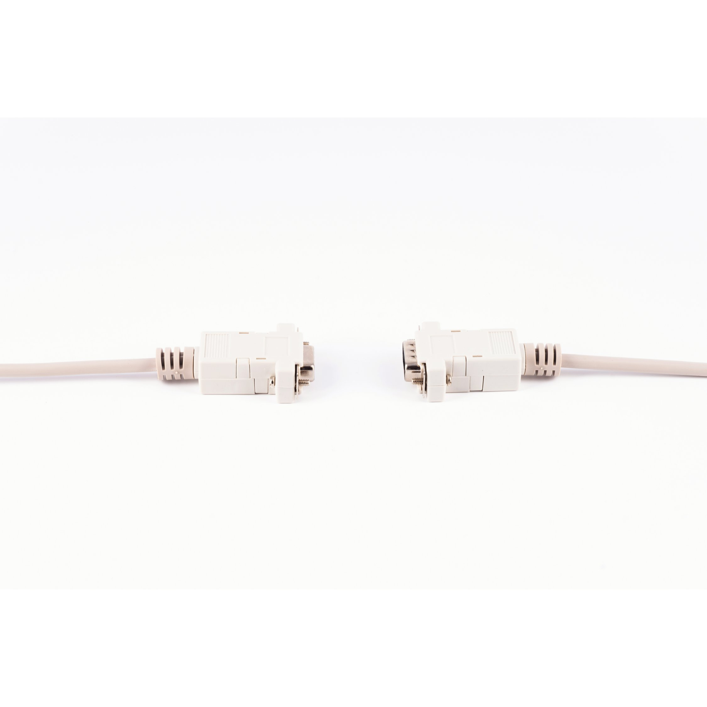Zwei hellgraue DB9-Stecker, verbunden durch ein hellgraues Kabel, vor weißem Hintergrund.