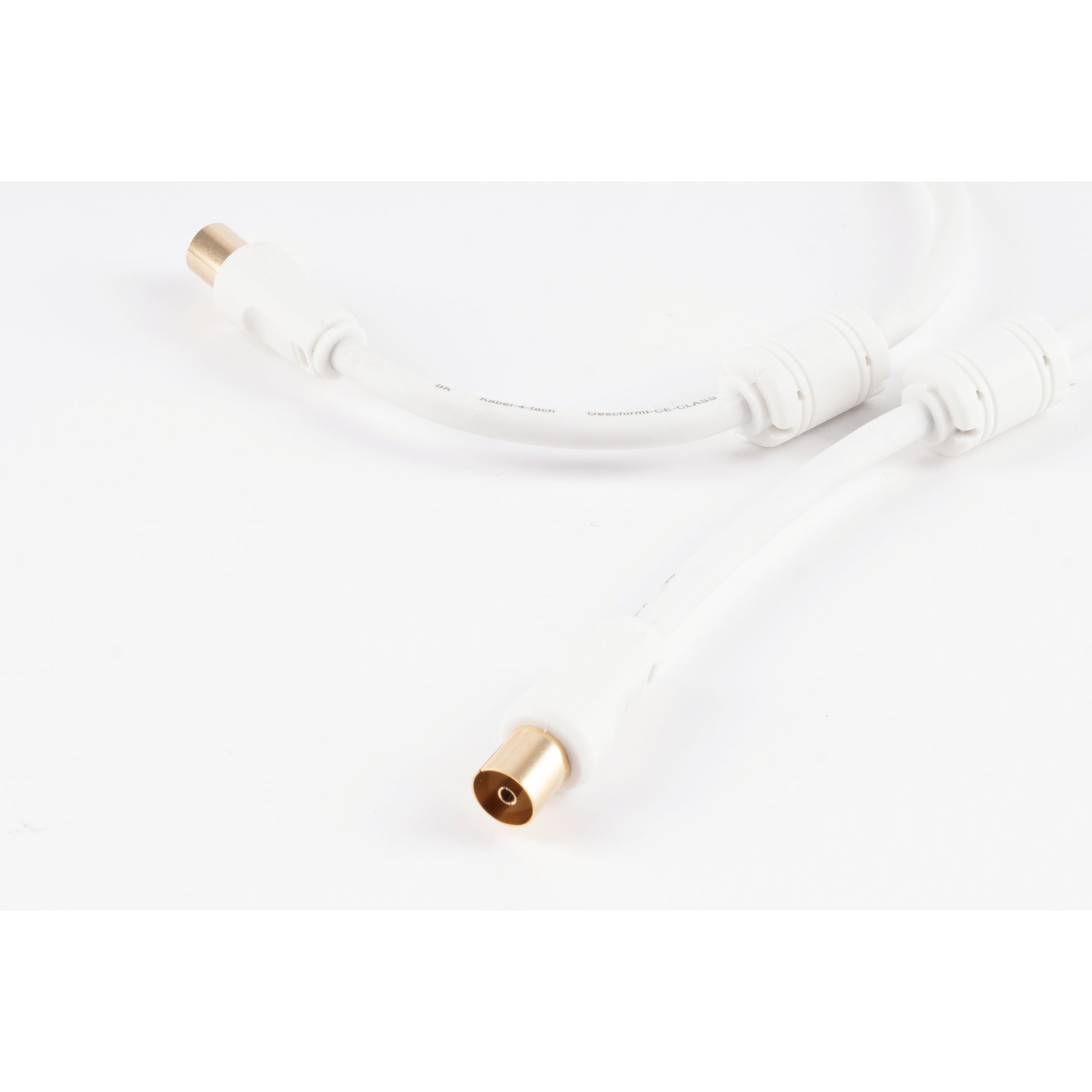Weißes Koaxialkabel mit Goldsteckern. Weißer Hintergrund. Das Kabel ist gebogen.