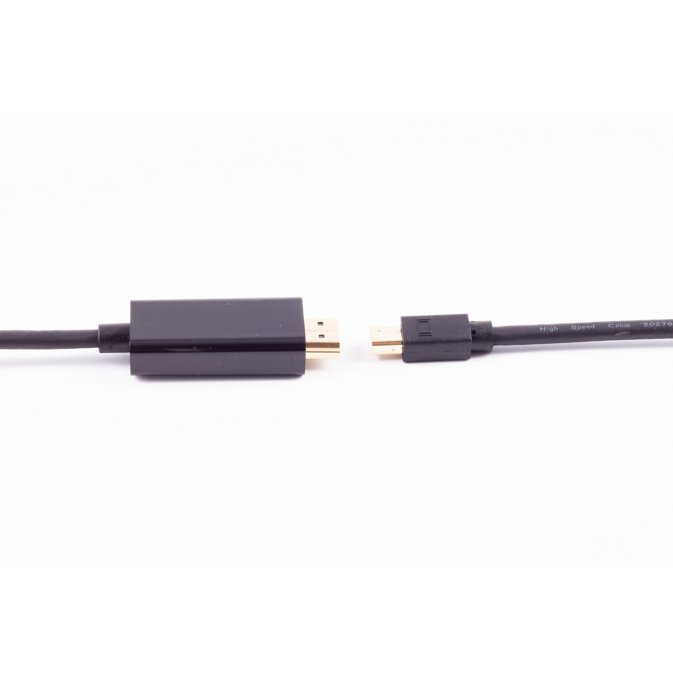 Due cavi neri con connettori. Uno ha un connettore HDMI, l'altro è di un altro tipo.