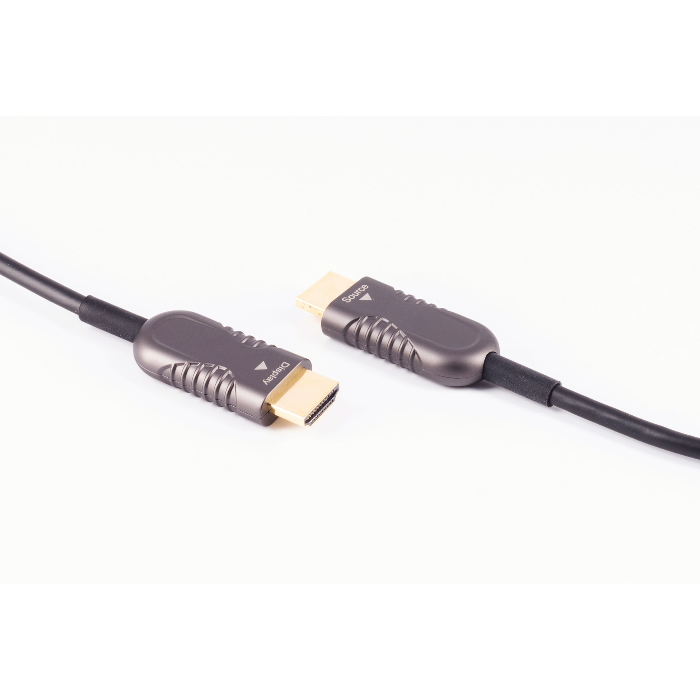 Zwei HDMI-Kabel mit schwarzen Steckern. Eines mit der Aufschrift 'Display' und das andere mit 'Source'. Weißer Hintergrund.