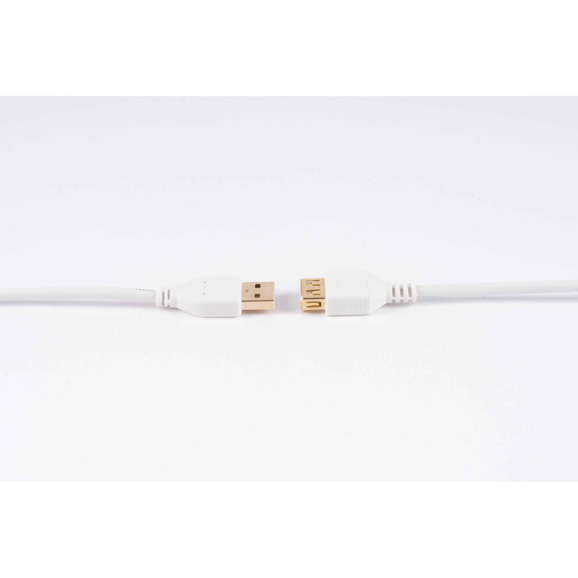 Weißes USB-Kabel, in der Mitte getrennt, liegt vor weißem Hintergrund.