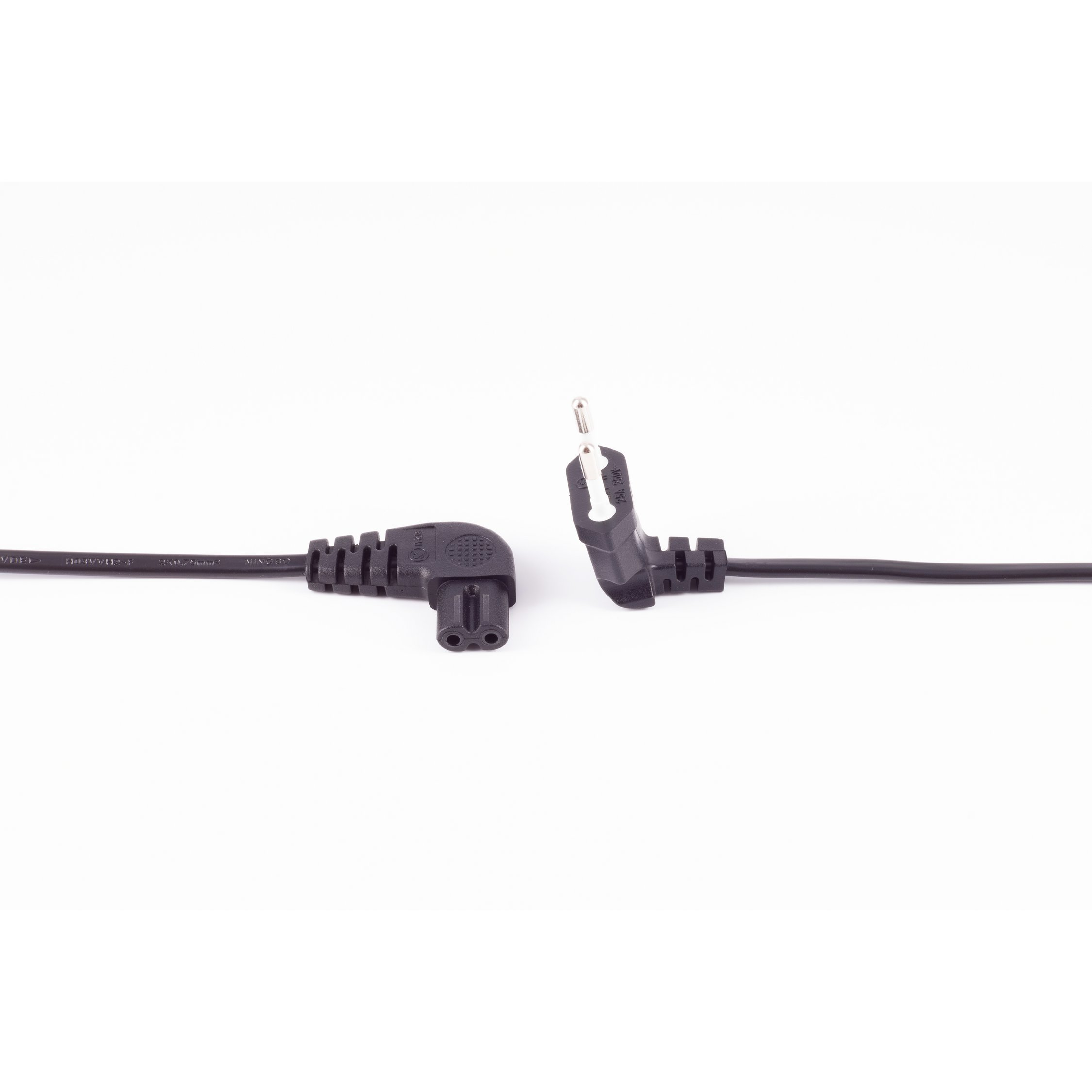 Zwei schwarze Netzkabel mit abgewinkelten Steckern auf weißem Hintergrund.