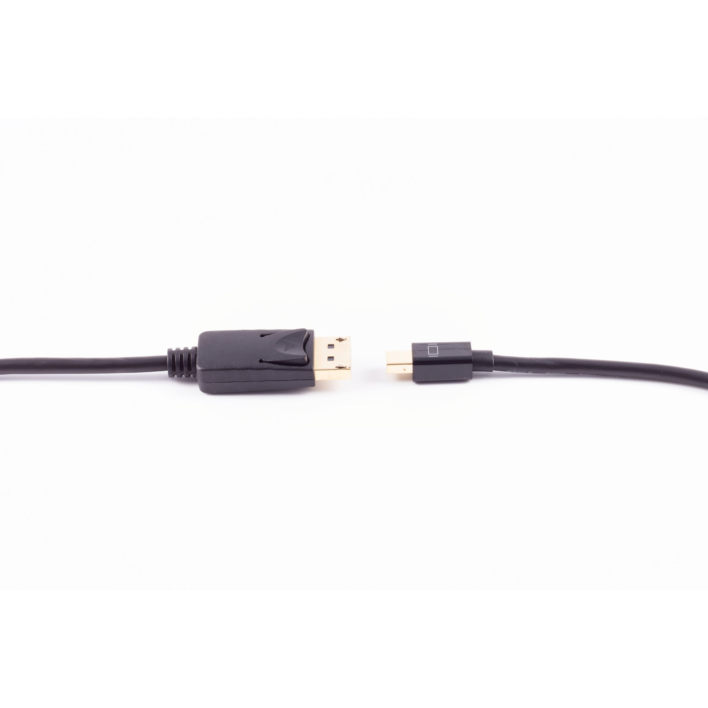 Schwarzes DisplayPort-Kabel mit Steckern, getrennt auf weißem Hintergrund.