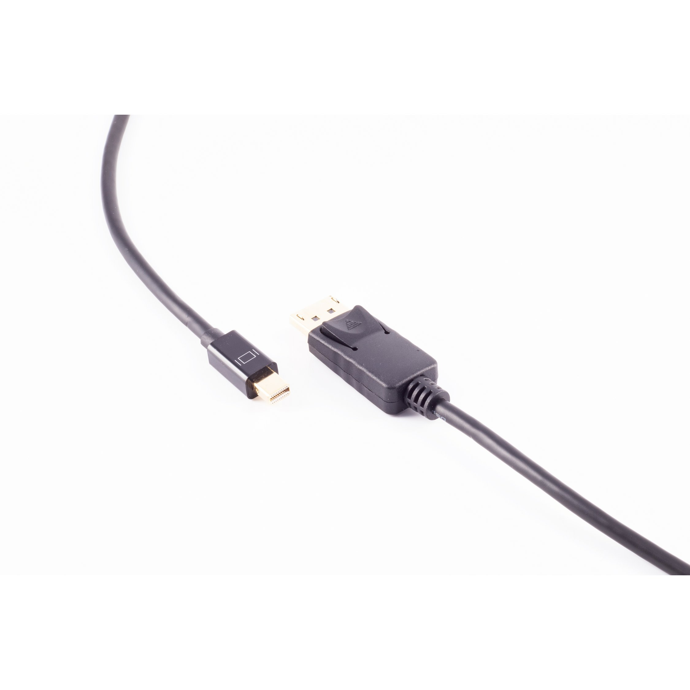 Schwarzes DisplayPort-Kabel mit zwei Steckern auf weißem Hintergrund.