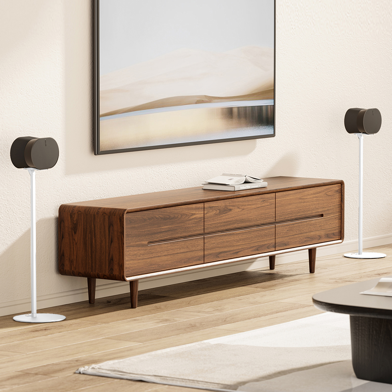 TV-Ständer aus Holz mit TV darüber, zwei Lautsprecher auf Ständern an den Seiten.