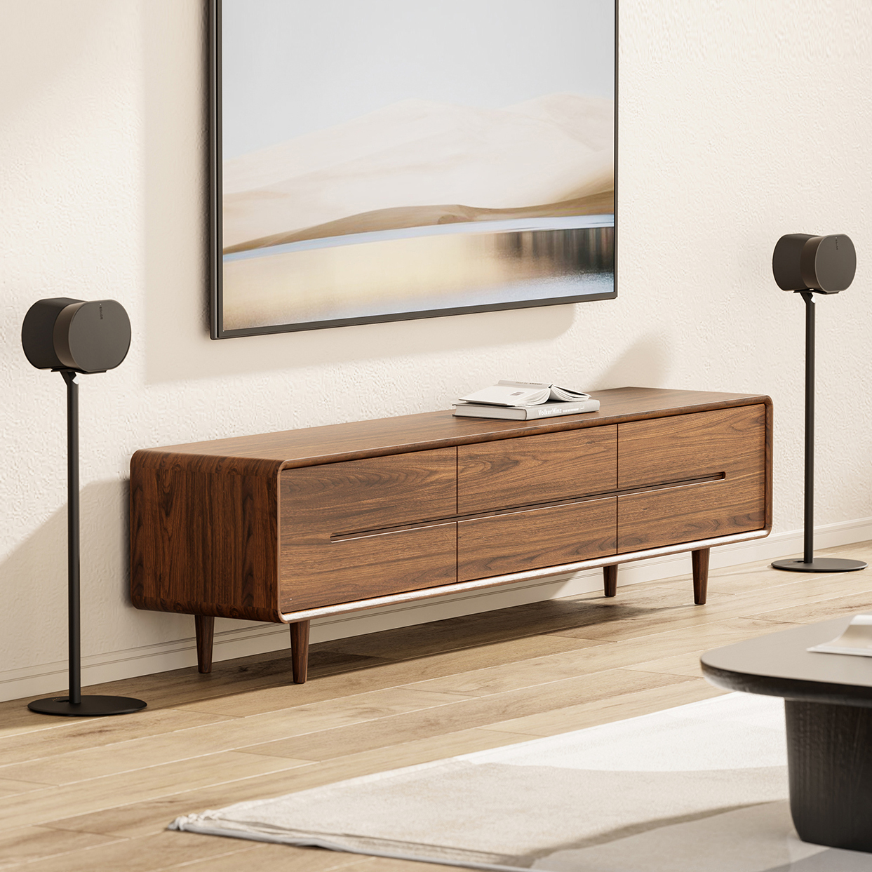 Ein TV-Ständer aus Holz mit einem Fernseher, Lautsprecher auf Ständern. Der Raum hat eine weiße Wand und einen Teppich.