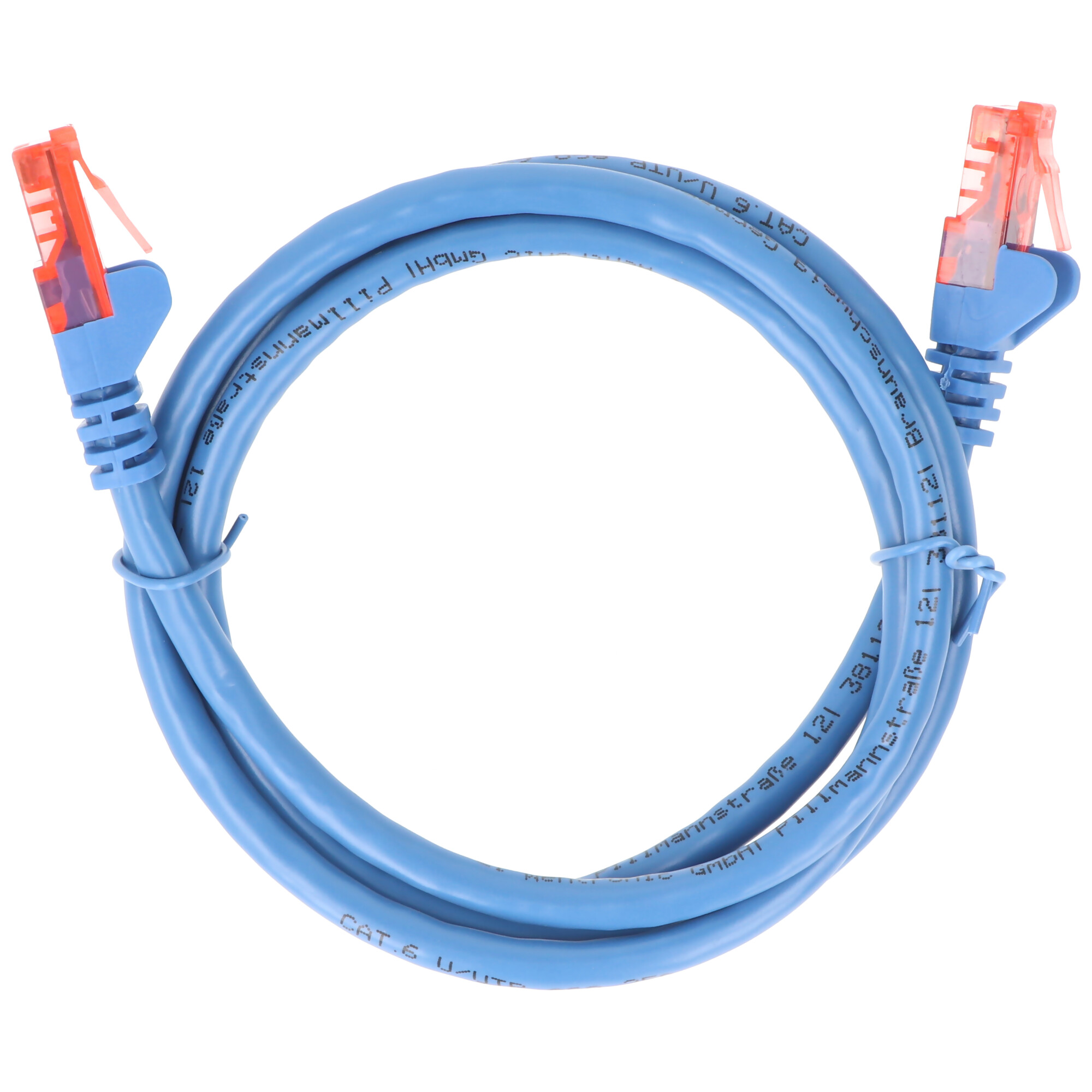 Blauwe netwerkkabel opgerold in een cirkel met oranje connectoren. Witte achtergrond.