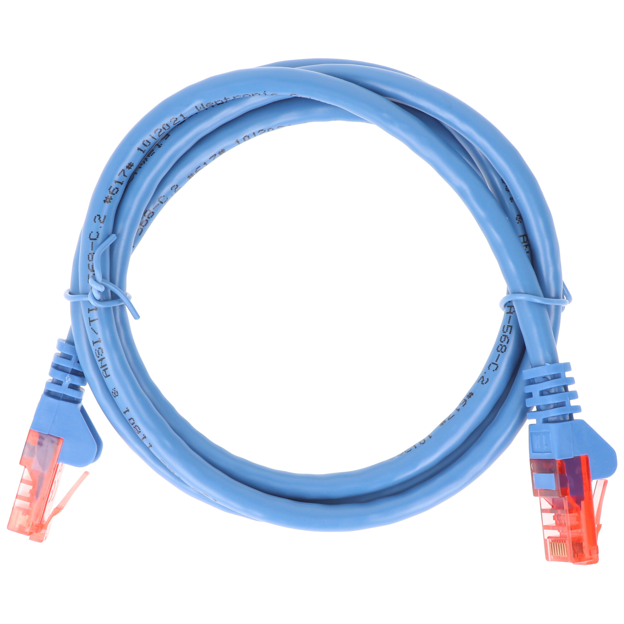 Blauwe opgerolde Ethernet-kabel met connectoren. Tekst is zichtbaar op de kabel.