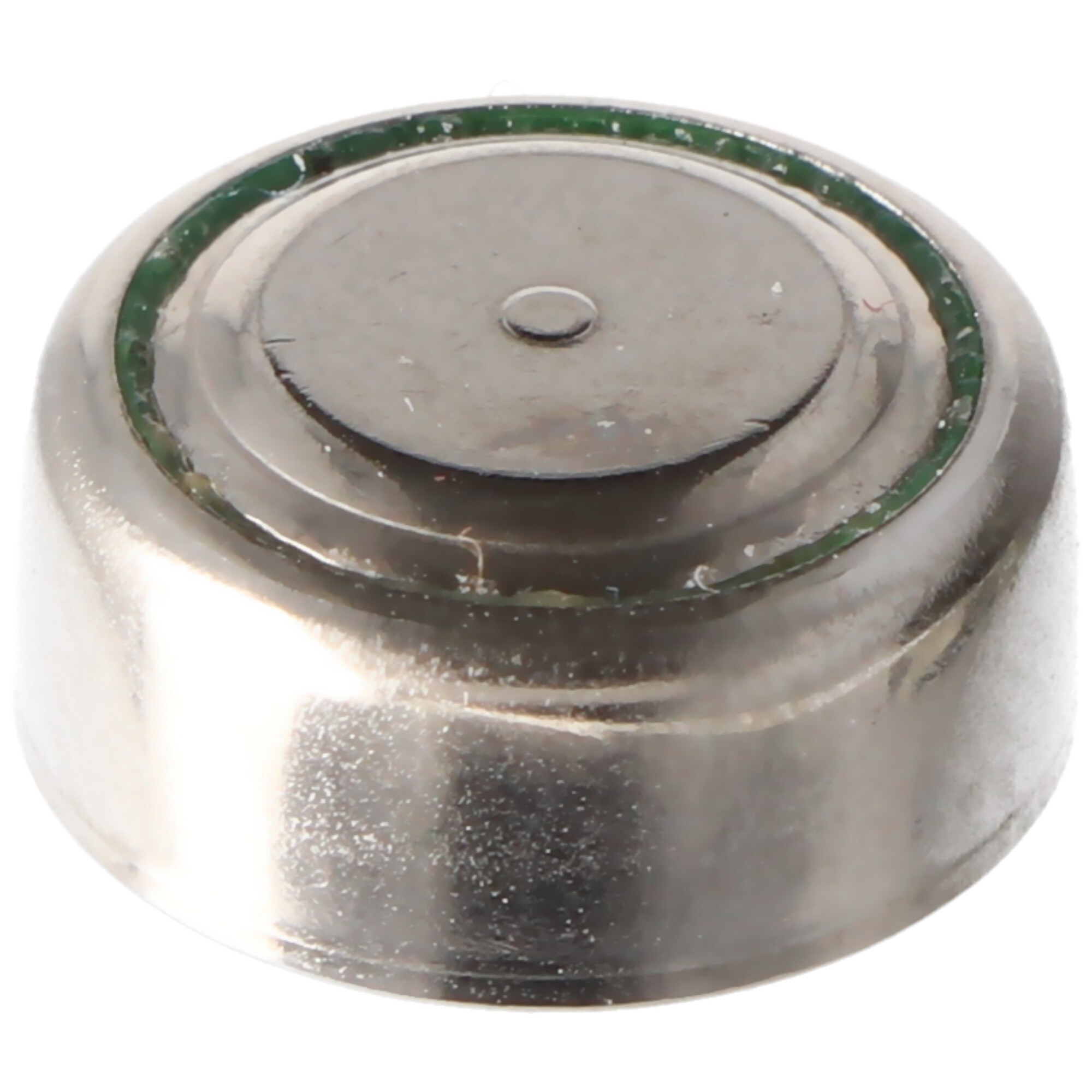 Een kleine, ronde, zilveren batterij. Het heeft een groene afdichting en een witte achtergrond.