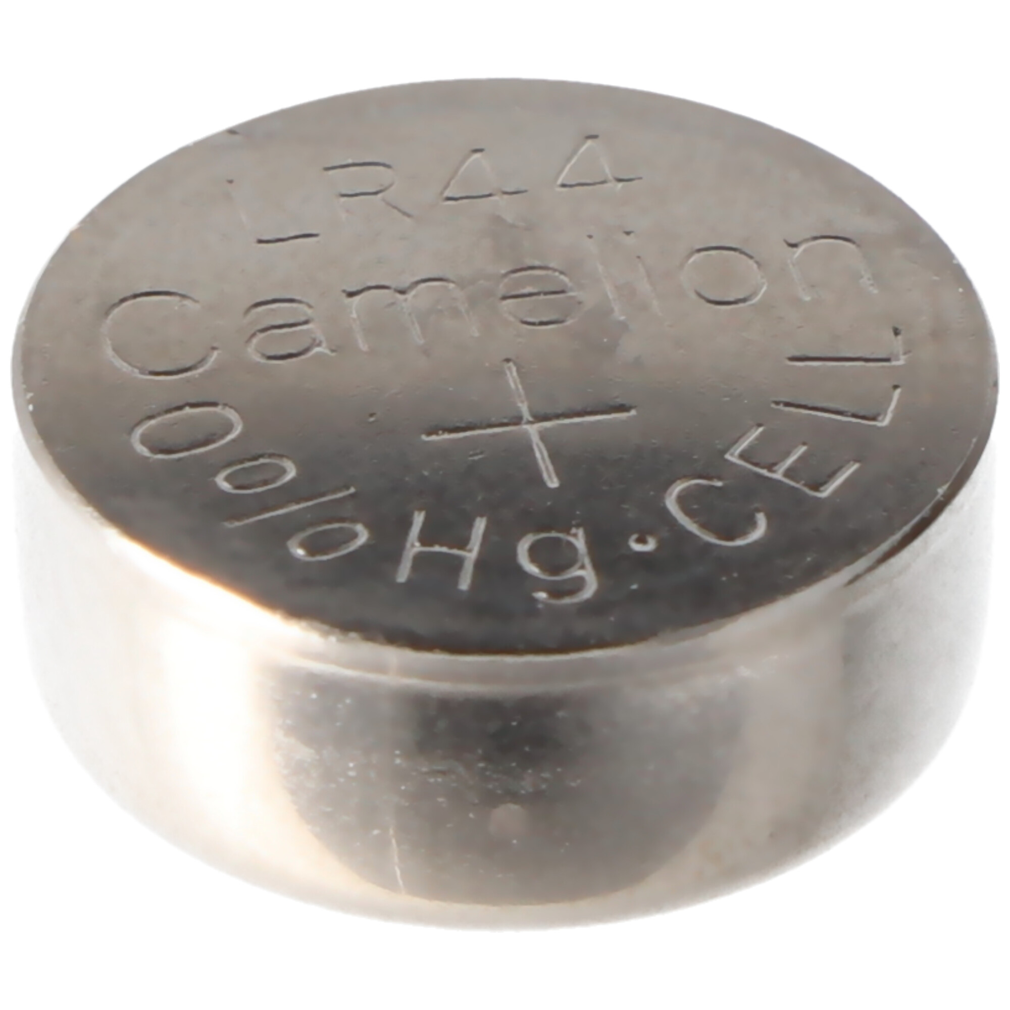 Zilveren LR44-batterij met gegraveerde tekst en een plus-symbool. Witte achtergrond.