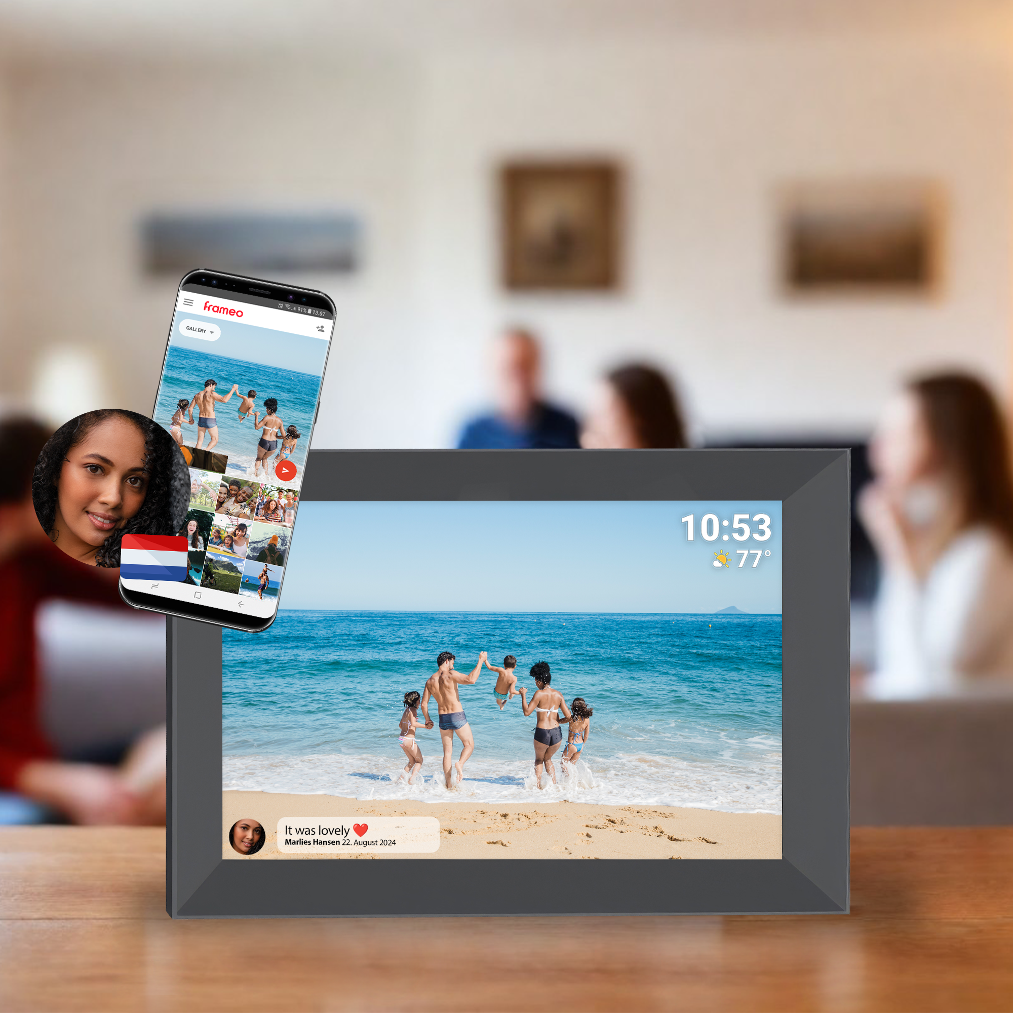 Cadre photo numérique montrant une famille sur une plage. Une femme et un téléphone à gauche.