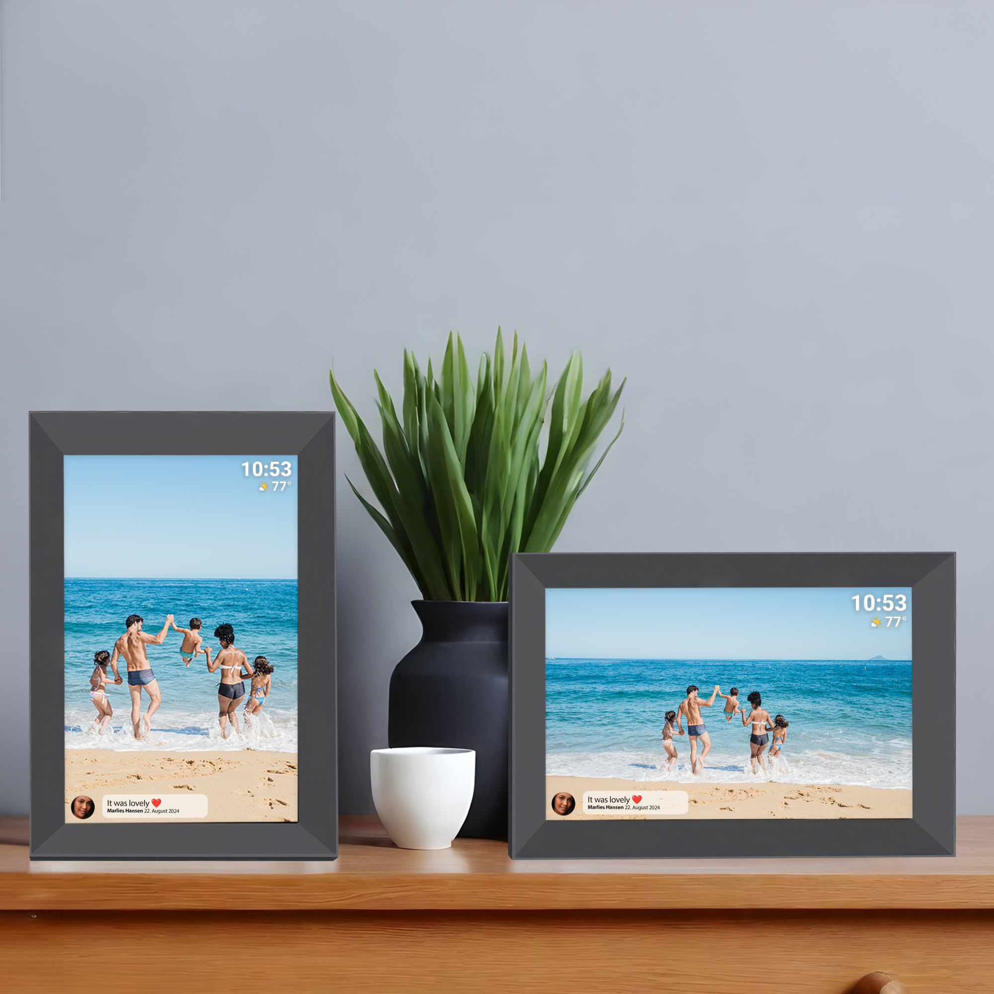 Deux cadres photo numériques sur une table, montrant des photos de plage. Un vase entre les deux.