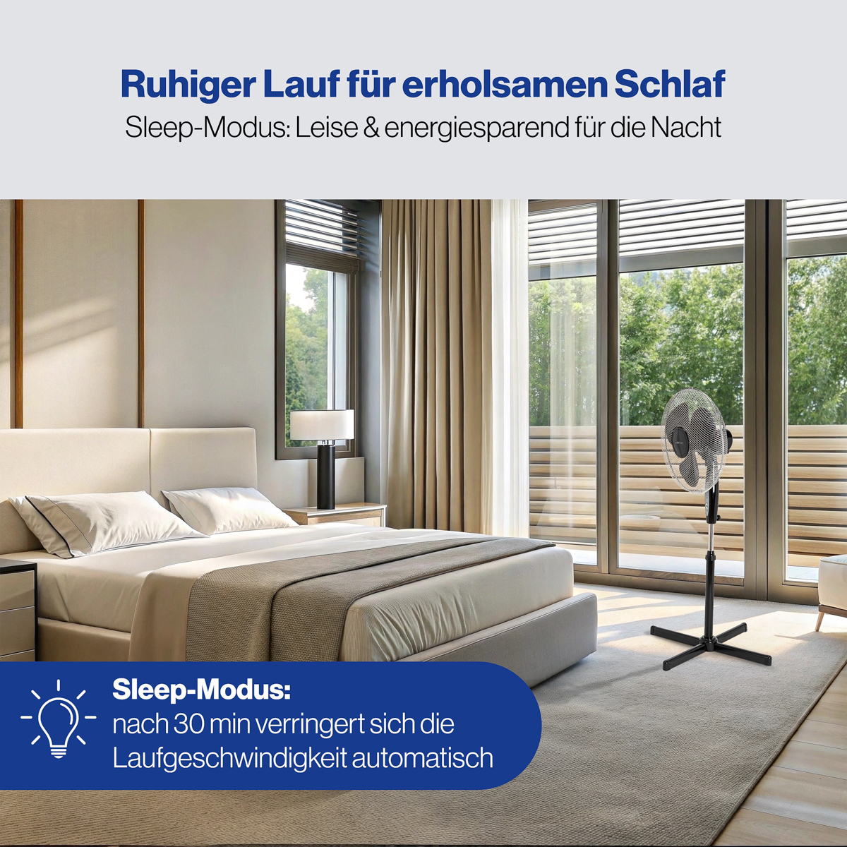 Sypialnia z łóżkiem, oknami i wentylatorem stojącym. Pole tekstowe w lewym dolnym rogu.