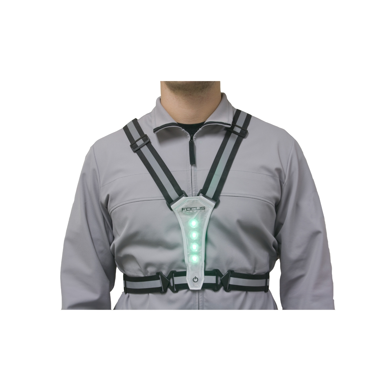Een man die een reflecterend vest draagt met een zwart-grijs ontwerp met een witte lichtbalk over de borst.