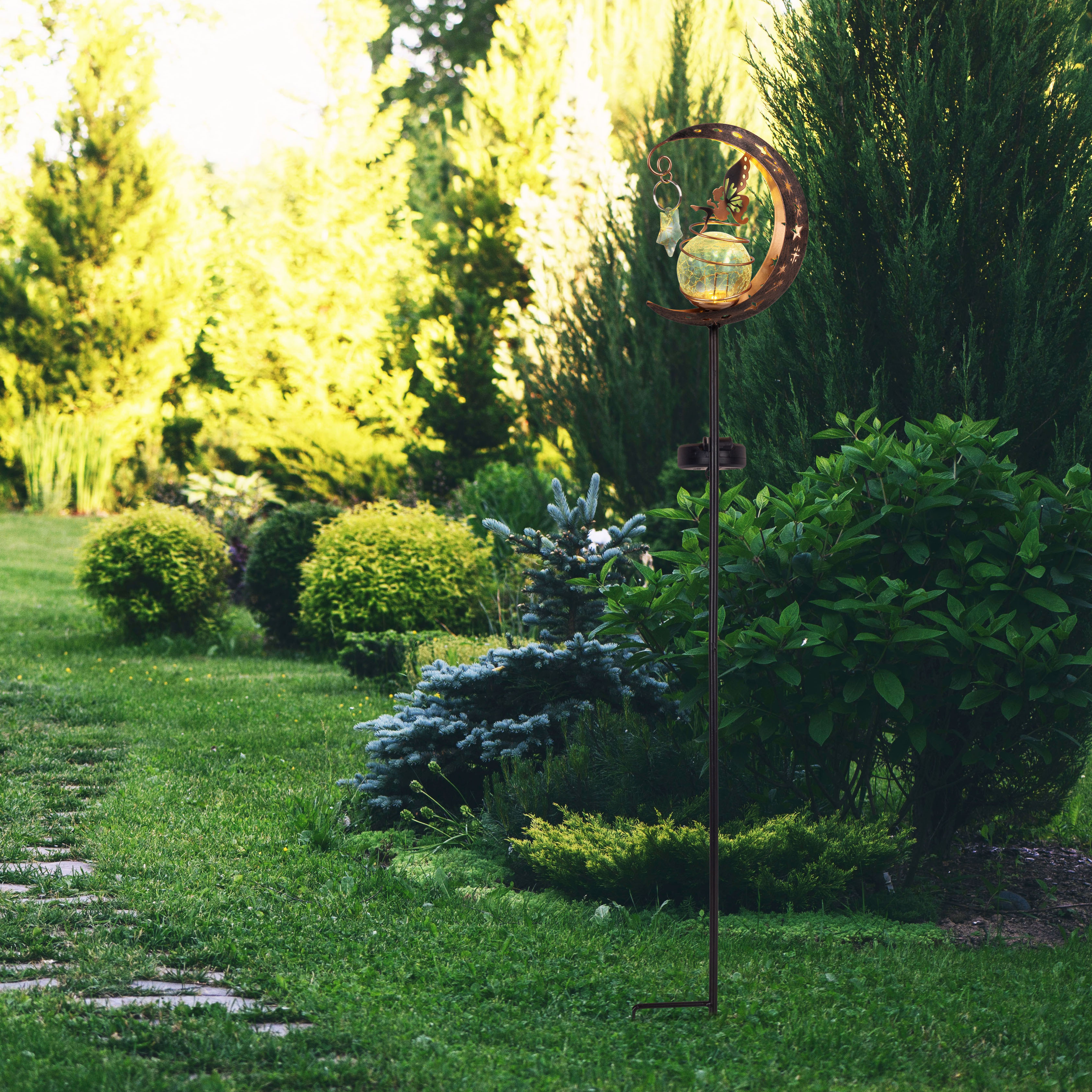 Gartenstecker-Licht, Mond- und Stern-Design, mit grünem Strauch- und Gras-Hintergrund.