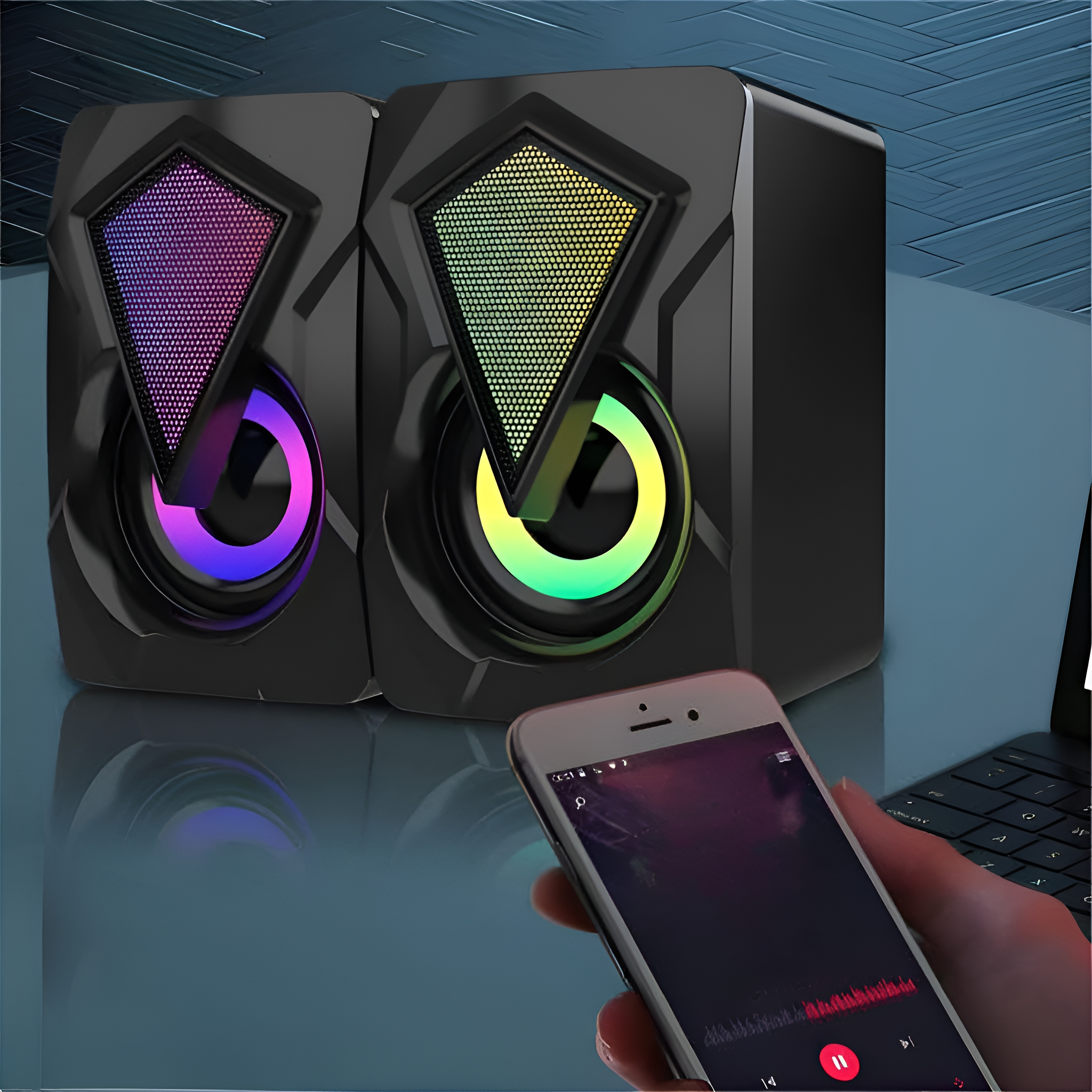 Zwei schwarze Lautsprecher mit bunten Lichtern und eine Hand, die ein Musik abspielendes Telefon hält.