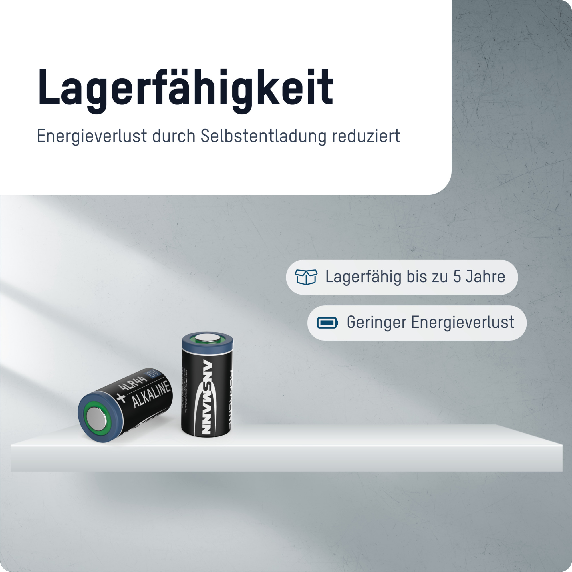 Zwei AA-Batterien auf weißem Regal, Text über Selbstentladung und Energieverlust.