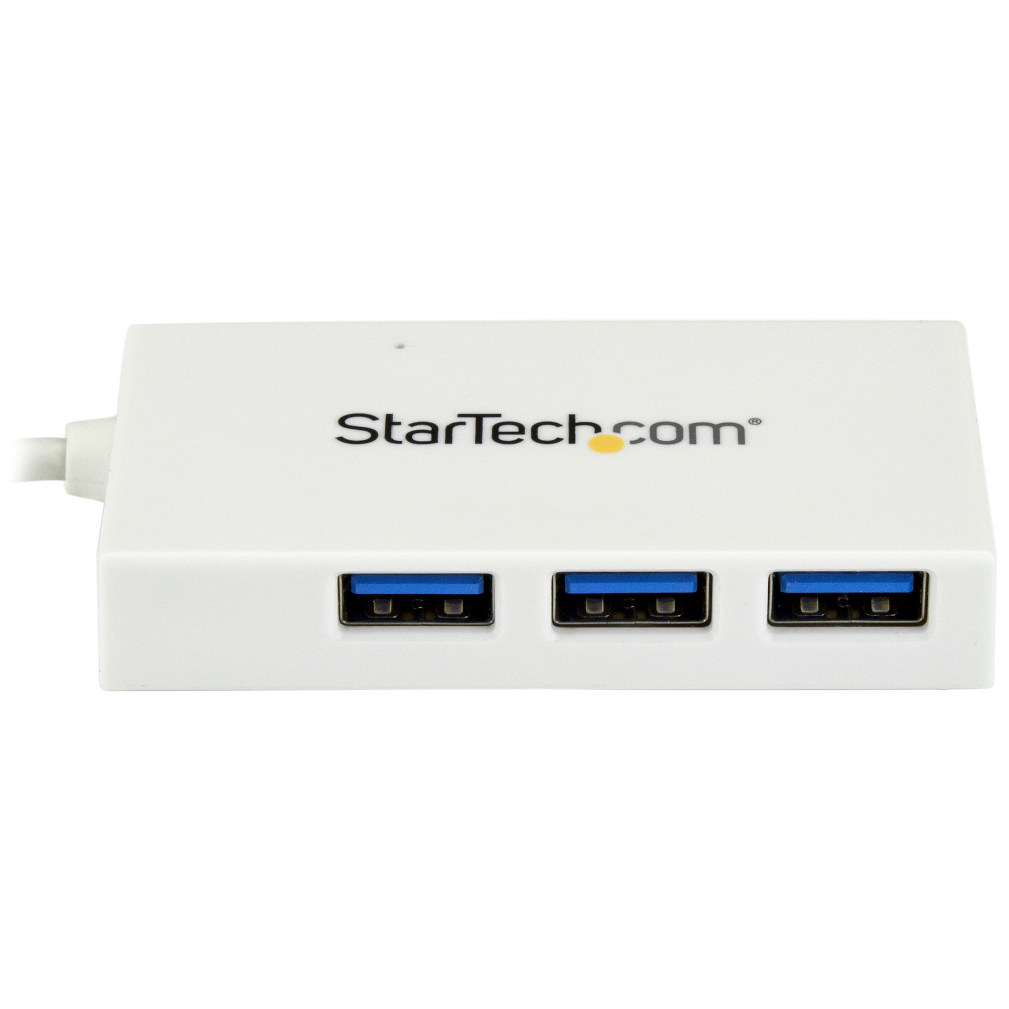 Ein weißer USB-Hub mit drei blauen USB-Anschlüssen.
