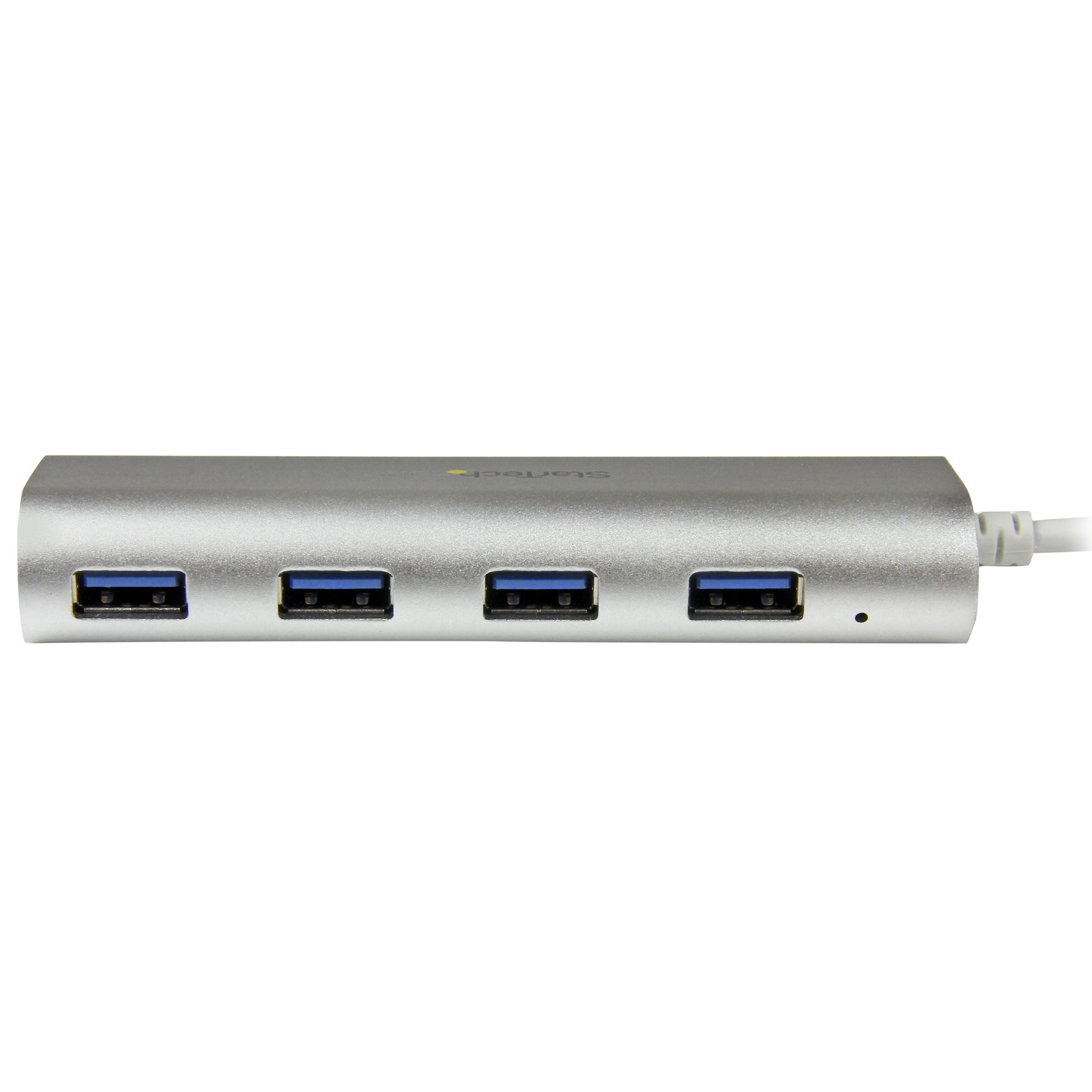 Hub USB argentato con quattro porte USB blu, su una superficie bianca.