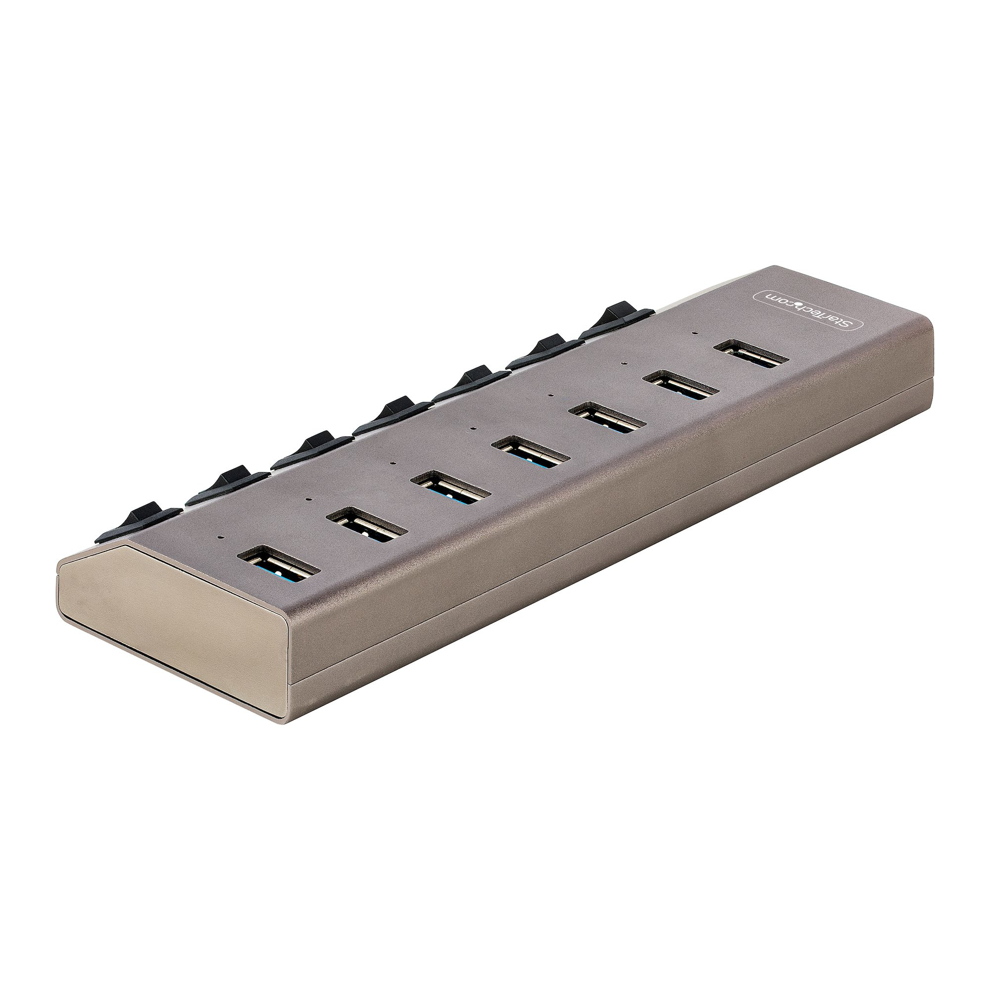 Ein silberner USB-Hub mit sieben Anschlüssen wird vor weißem Hintergrund gezeigt.