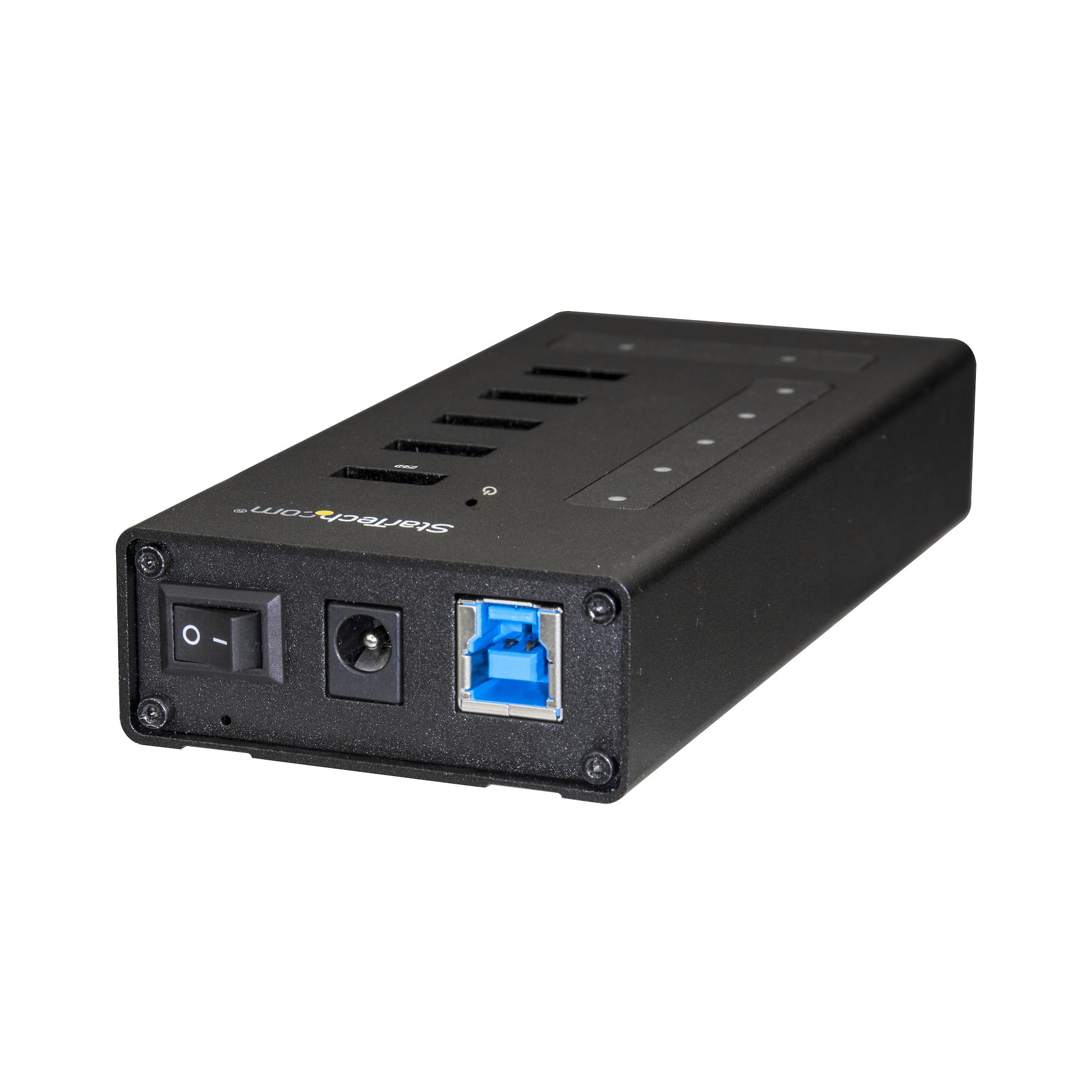 Un concentrador USB negro con varios puertos y un botón de encendido.