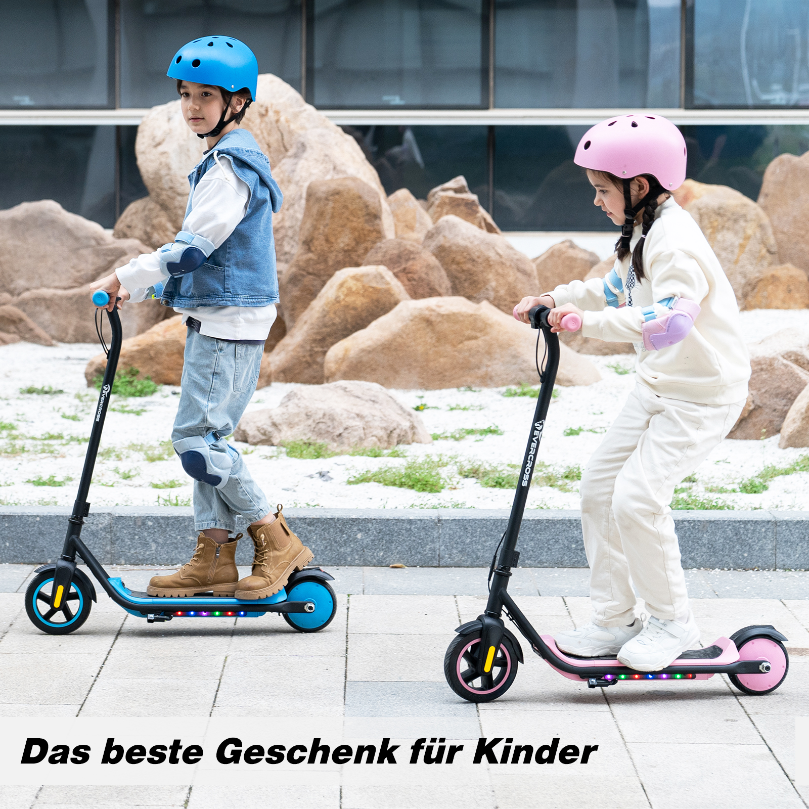 Zwei Kinder fahren Roller, mit deutschem Text: 'Das beste Geschenk für Kinder'.