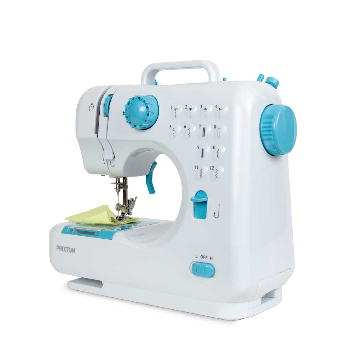 Biała maszyna do szycia z turkusowymi akcentami. Ma uchwyt, pokrętła i igłę. Tło jest białe.