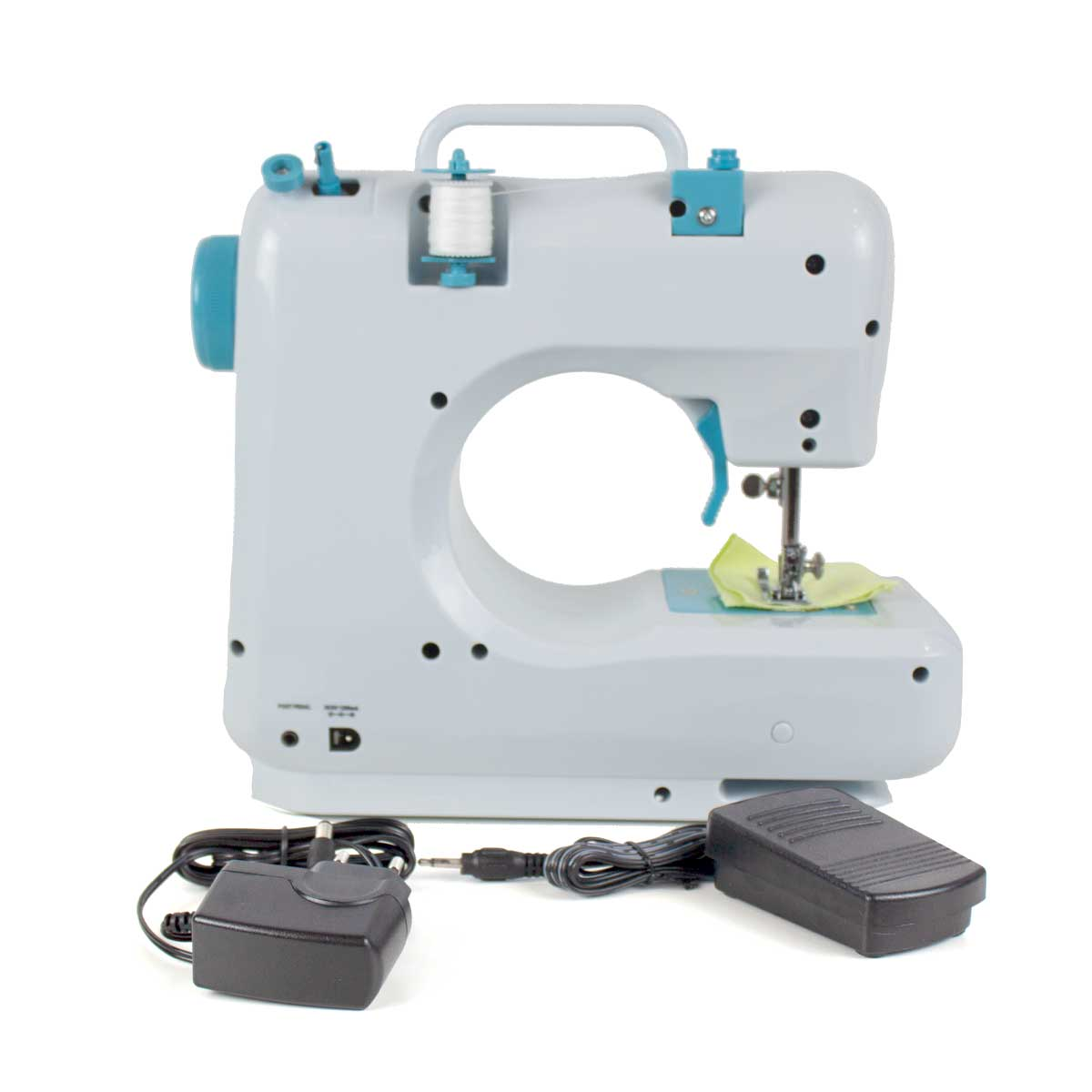 Biała i turkusowa maszyna do szycia z białą szpulką nici, zieloną tkaniną i czarnym zasilaczem.