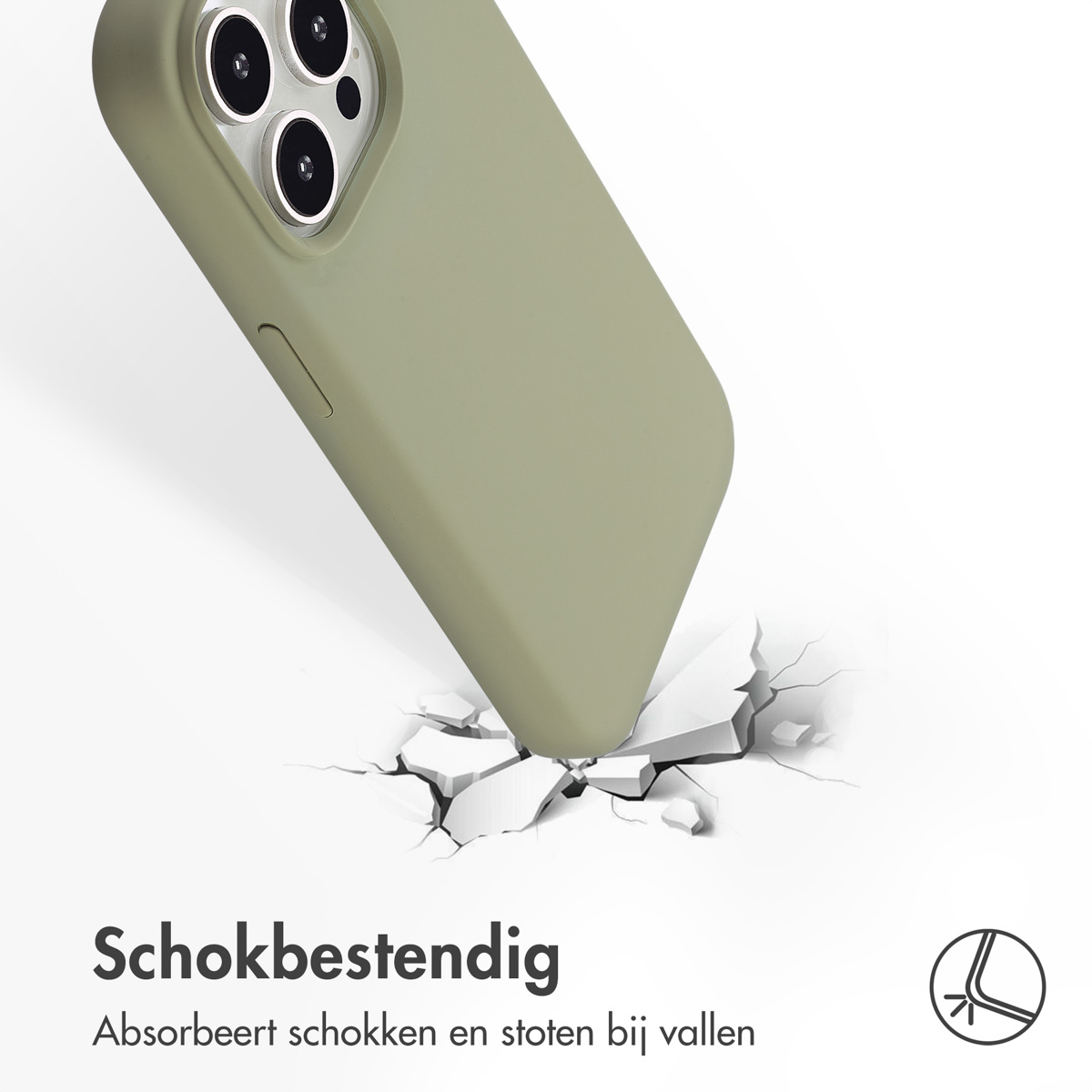 Olijfgroene telefoonhoes met een telefoon erin. Scheuren rond het impactpunt. Witte achtergrond.