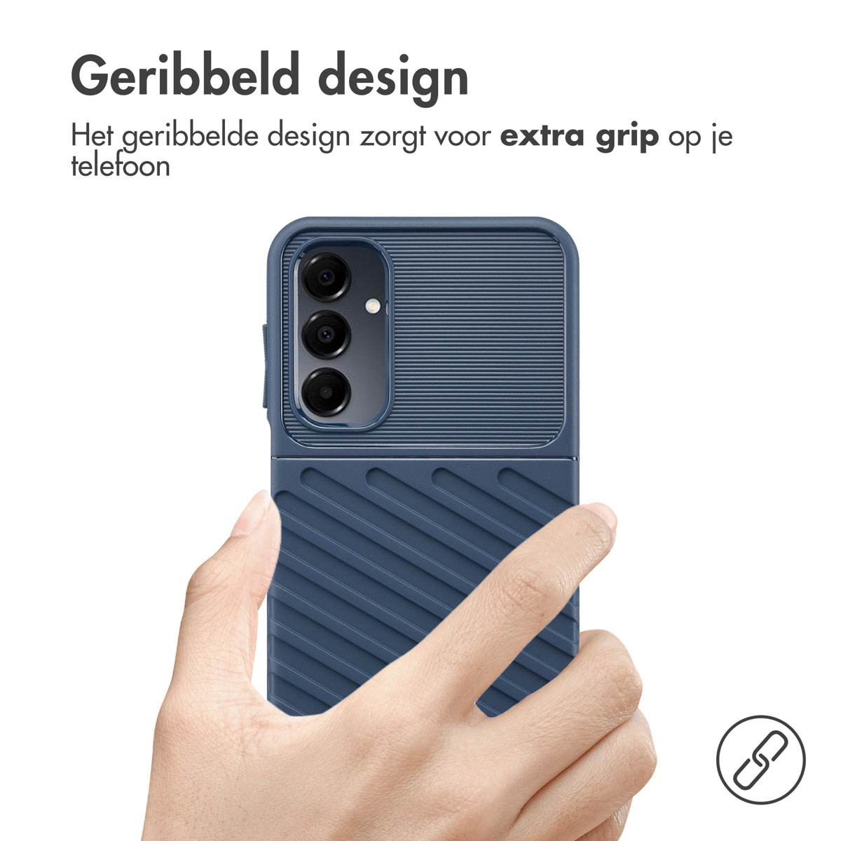 Hand die een blauw telefoonhoesje vasthoudt. Hoesje heeft een textuur.